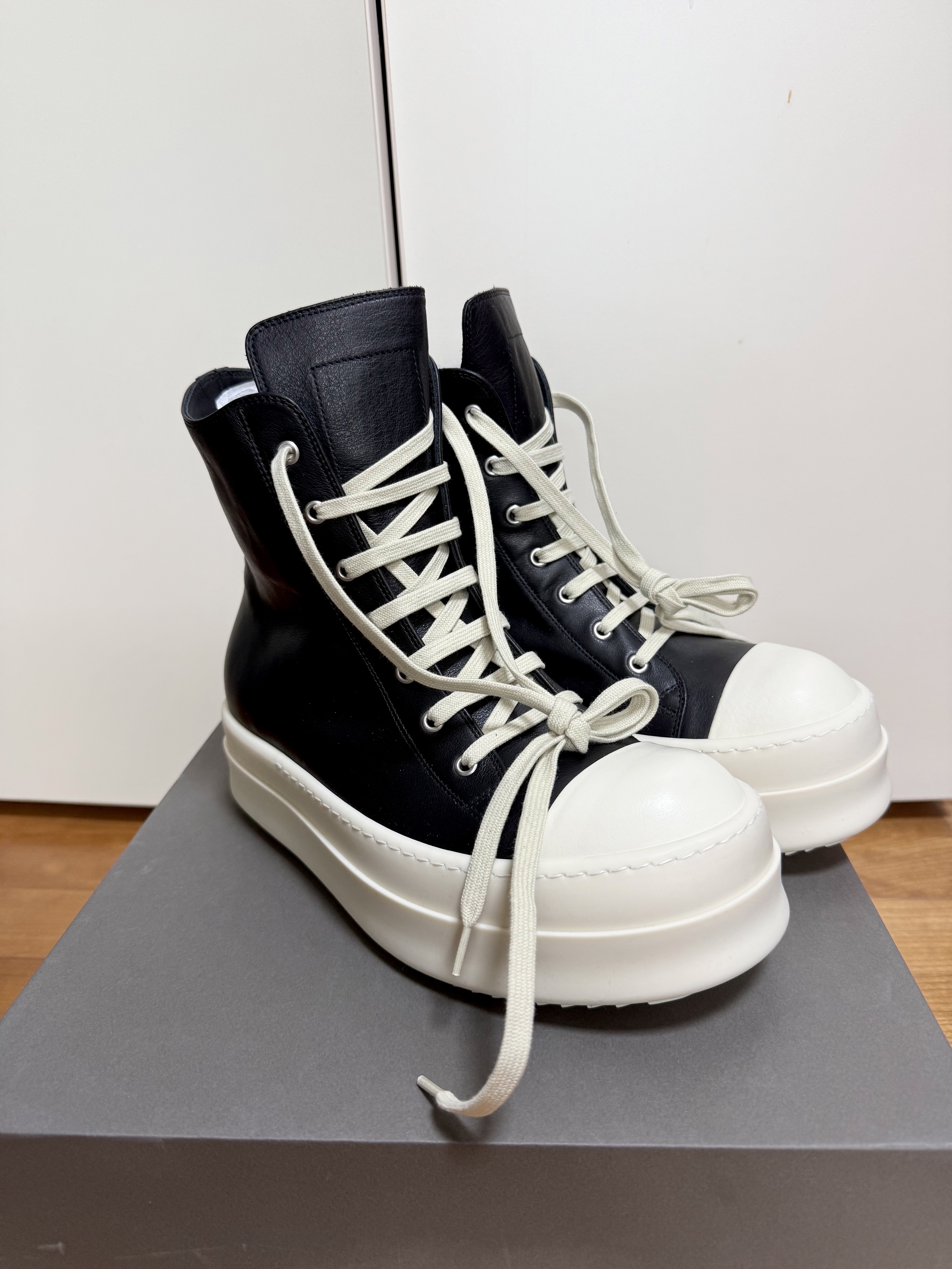 Rick Owens Mega Bumper Sneakers Black Milk, Balenciaga Baggy Pants Light Blue 착용 스타일 - 1