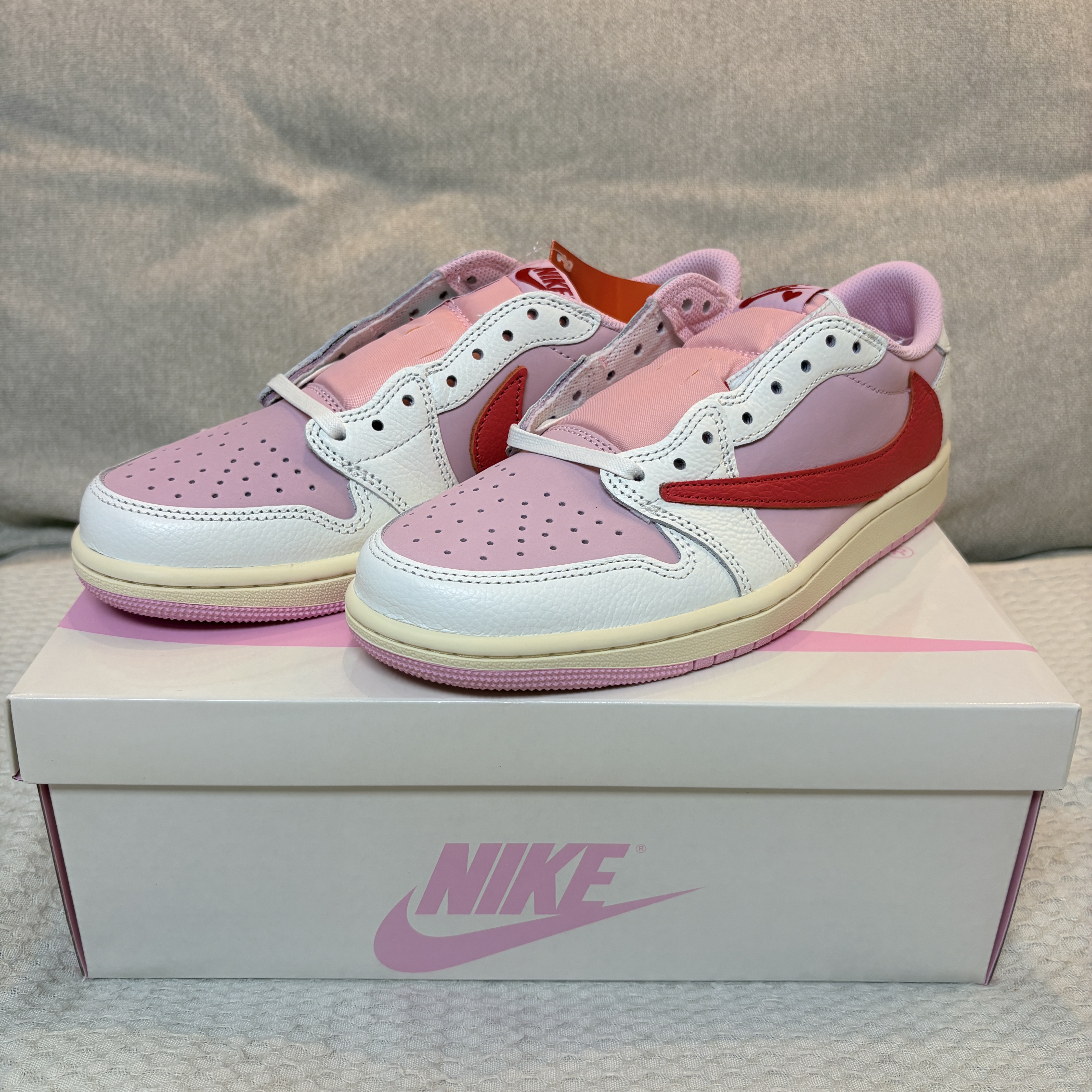 Jordan 1 x Travis Scott Retro Low OG SP Sail Tropical Pink 착용 스타일 - 1