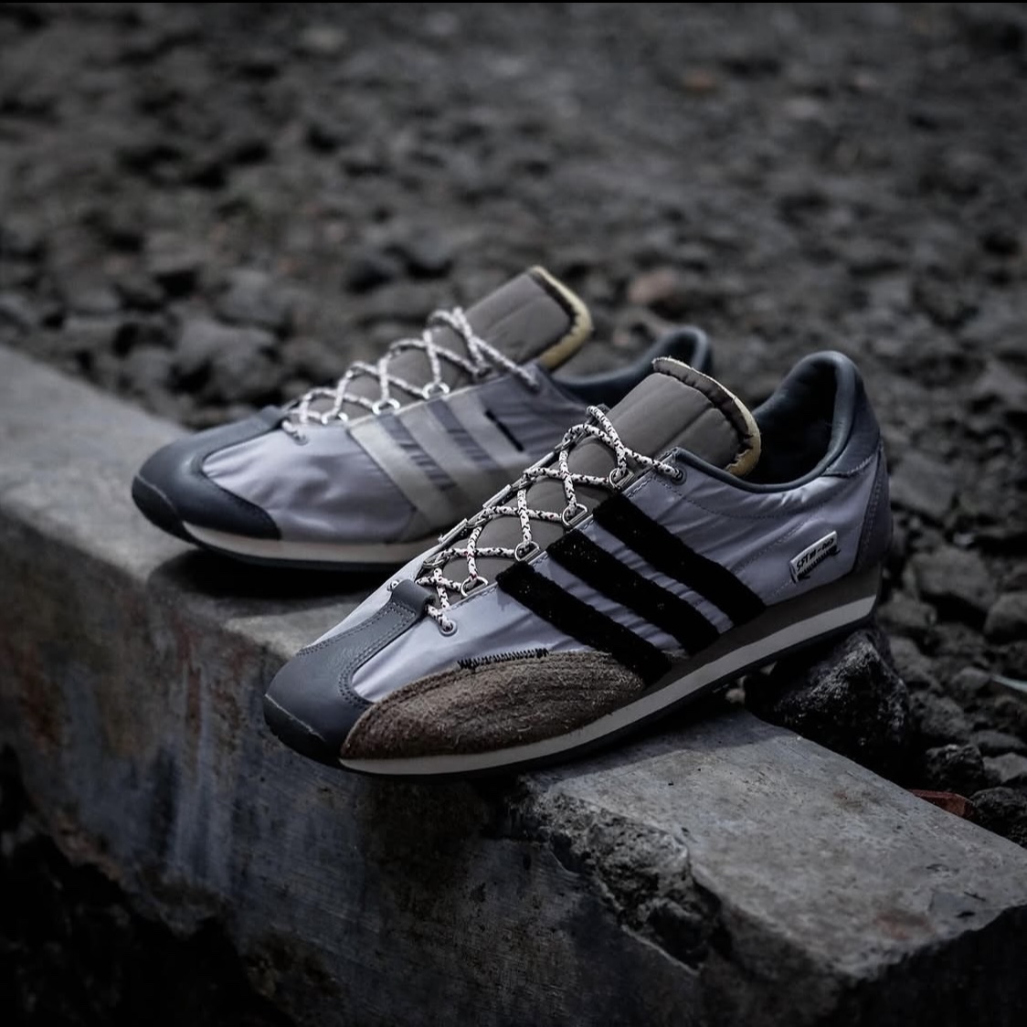 Adidas x Song for the Mute Country OG Grey Two Core Black 착용 스타일 - 1