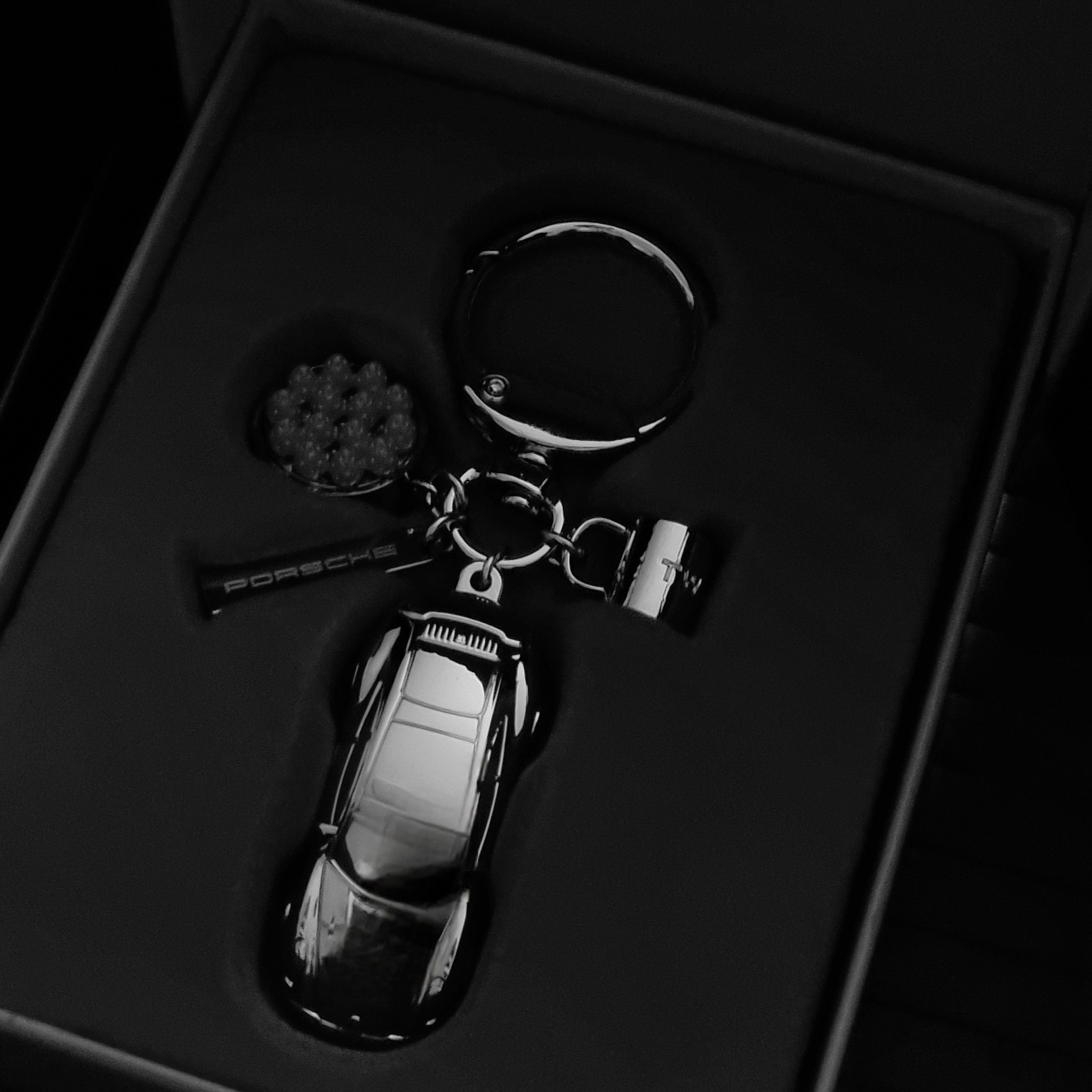 A Twosome Place x Porsche Key Chain Black 착용 스타일 - 2