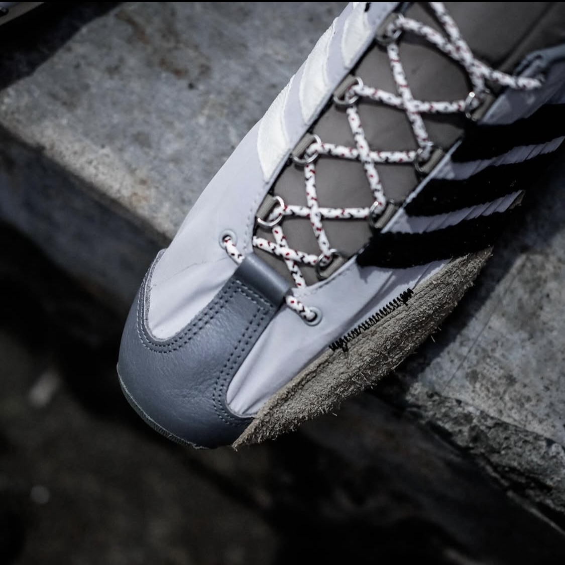 Adidas x Song for the Mute Country OG Grey Two Core Black 착용 스타일 - 2