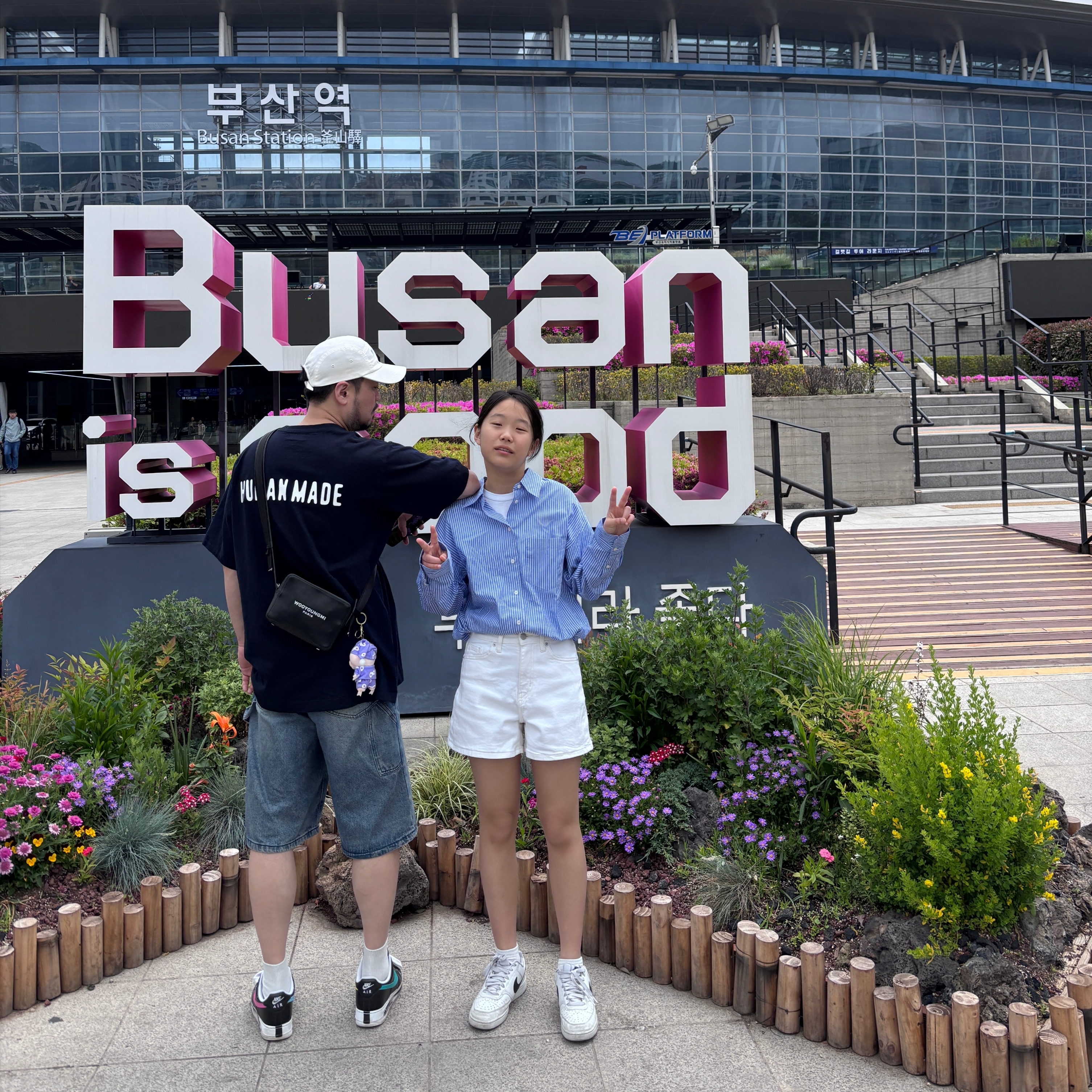 Wooyoungmi Square Mini Bag Black, Human Made Heart Logo T-Shirt Black 착용 스타일 - 2