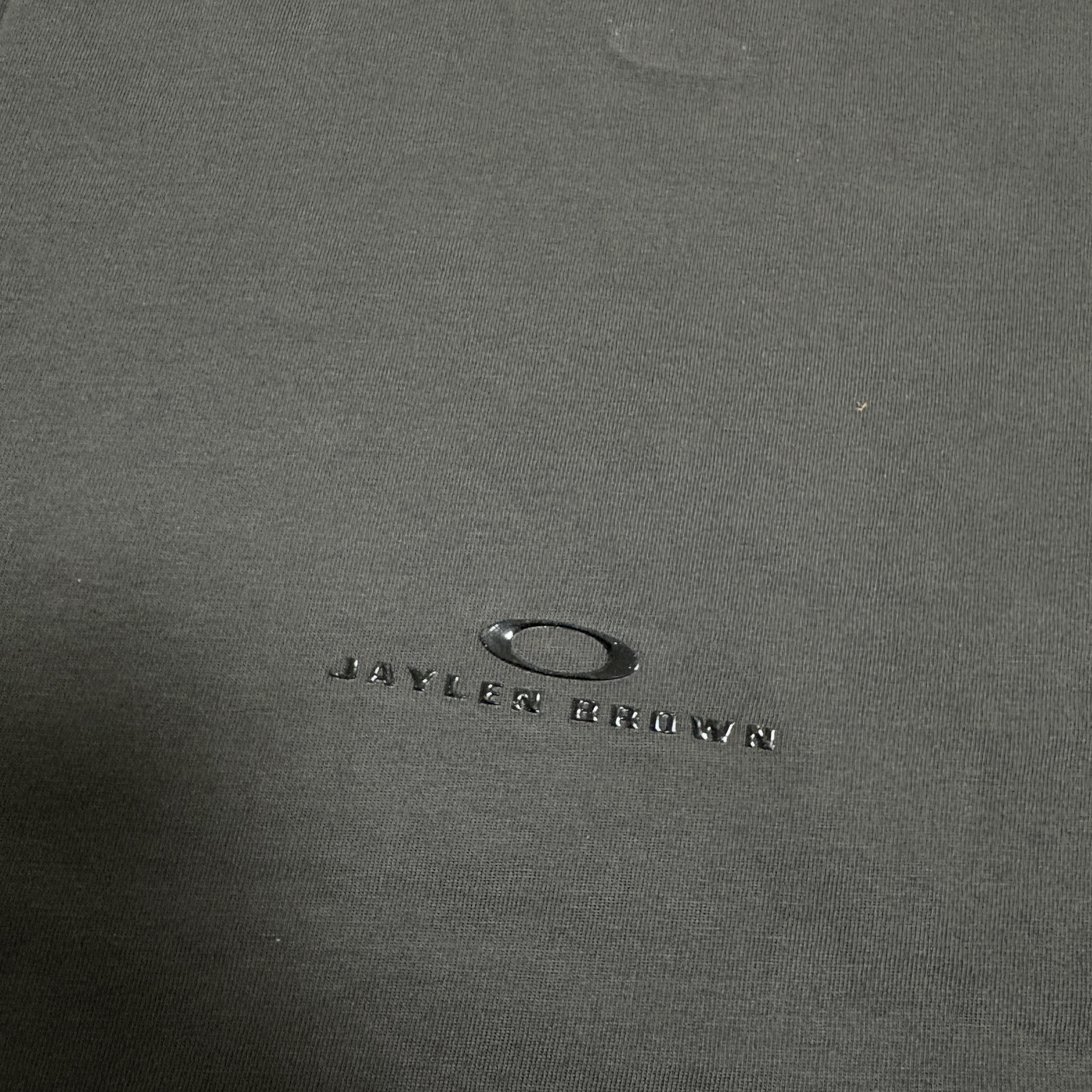Oakley x The Jaylen Brown Jaylen Brown Latitude Veil T-Shirt Nearly Black, Oakley Light Breathe Triple Black 착용 스타일 - 1