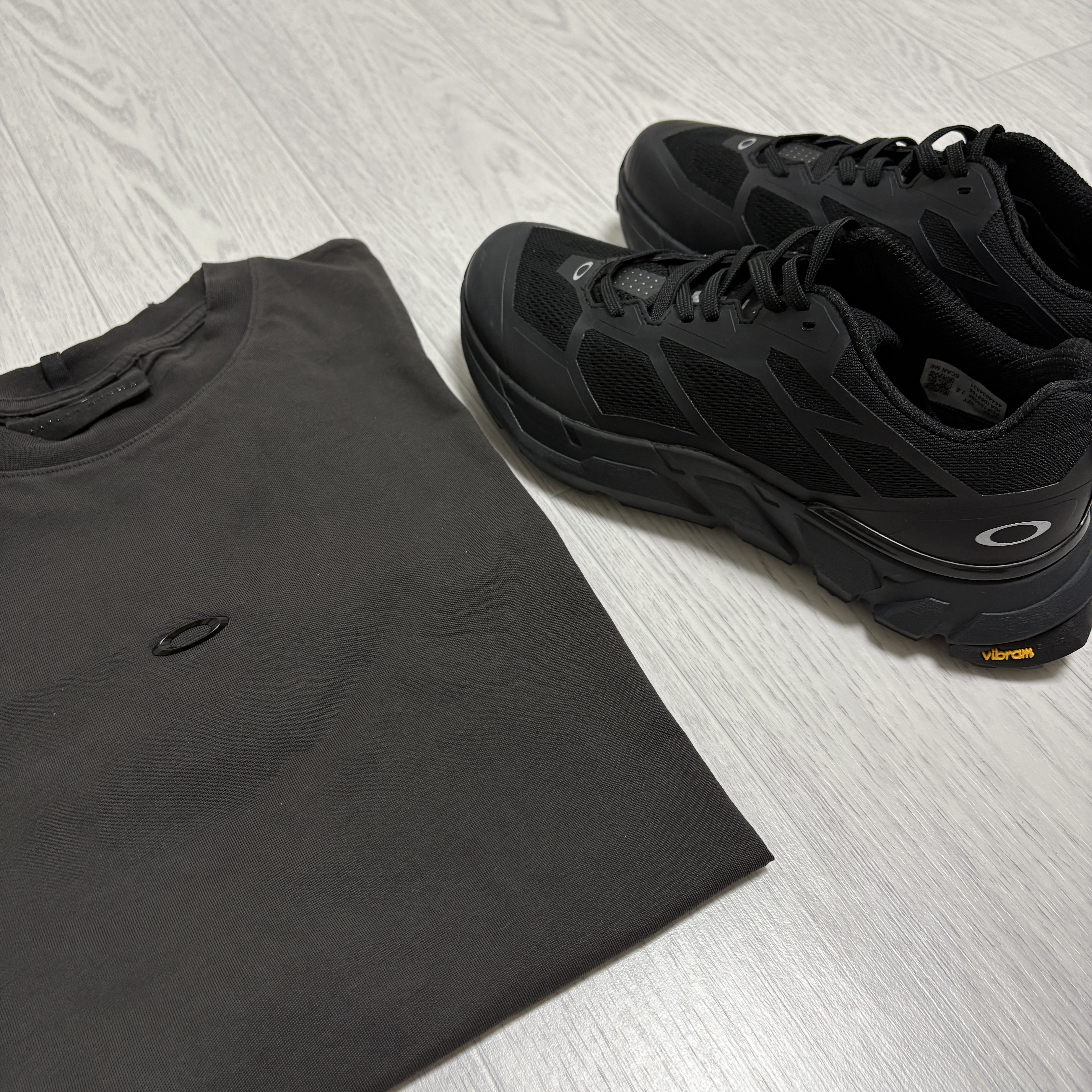 Oakley x The Jaylen Brown Jaylen Brown Latitude Veil T-Shirt Nearly Black, Oakley Light Breathe Triple Black 착용 스타일 - 2