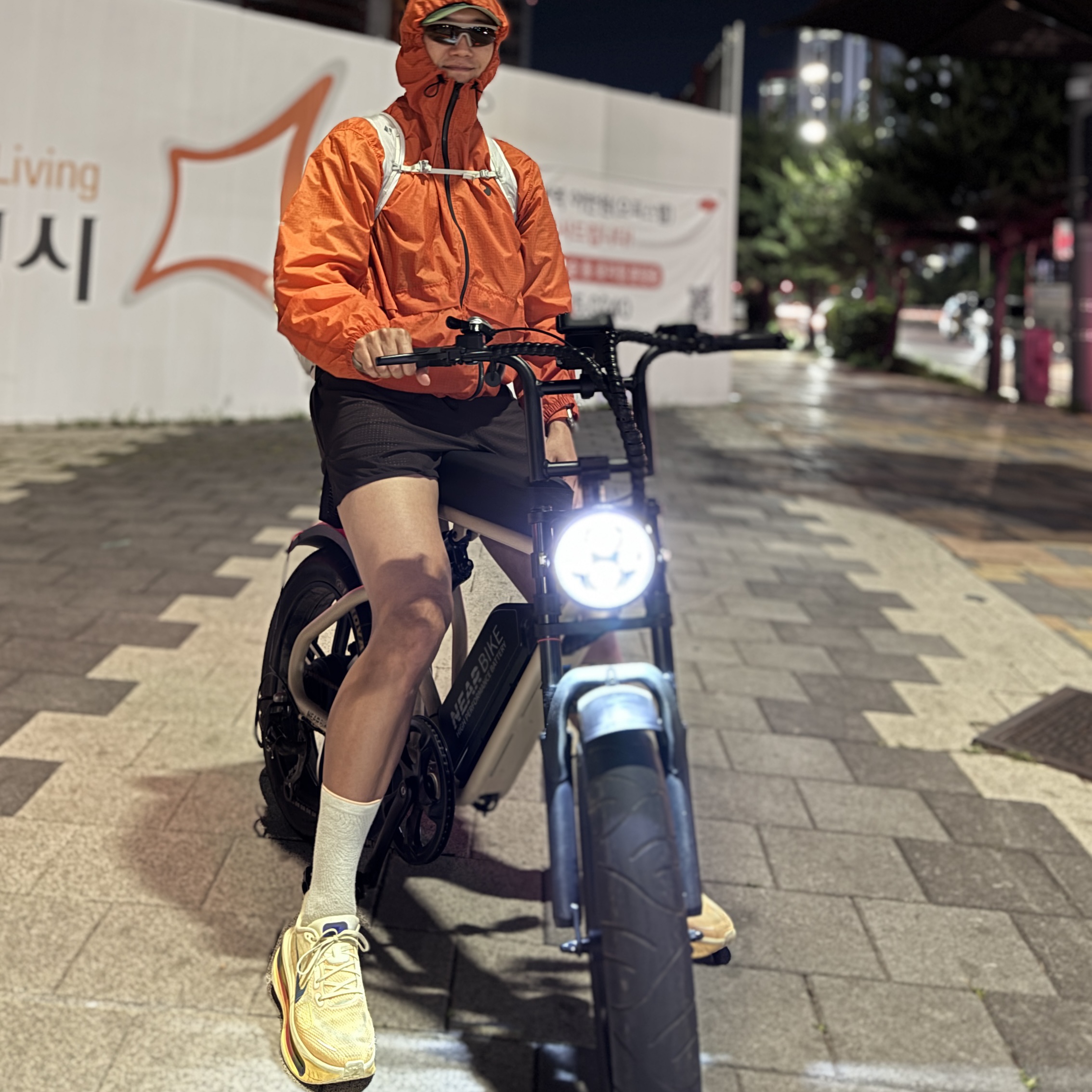 Stussy Beach Shell Wrinkled Nylon Jacket Slate, Optimistic Runners Glossy Ripstop Shorts Light Grey 착용 스타일 - 5