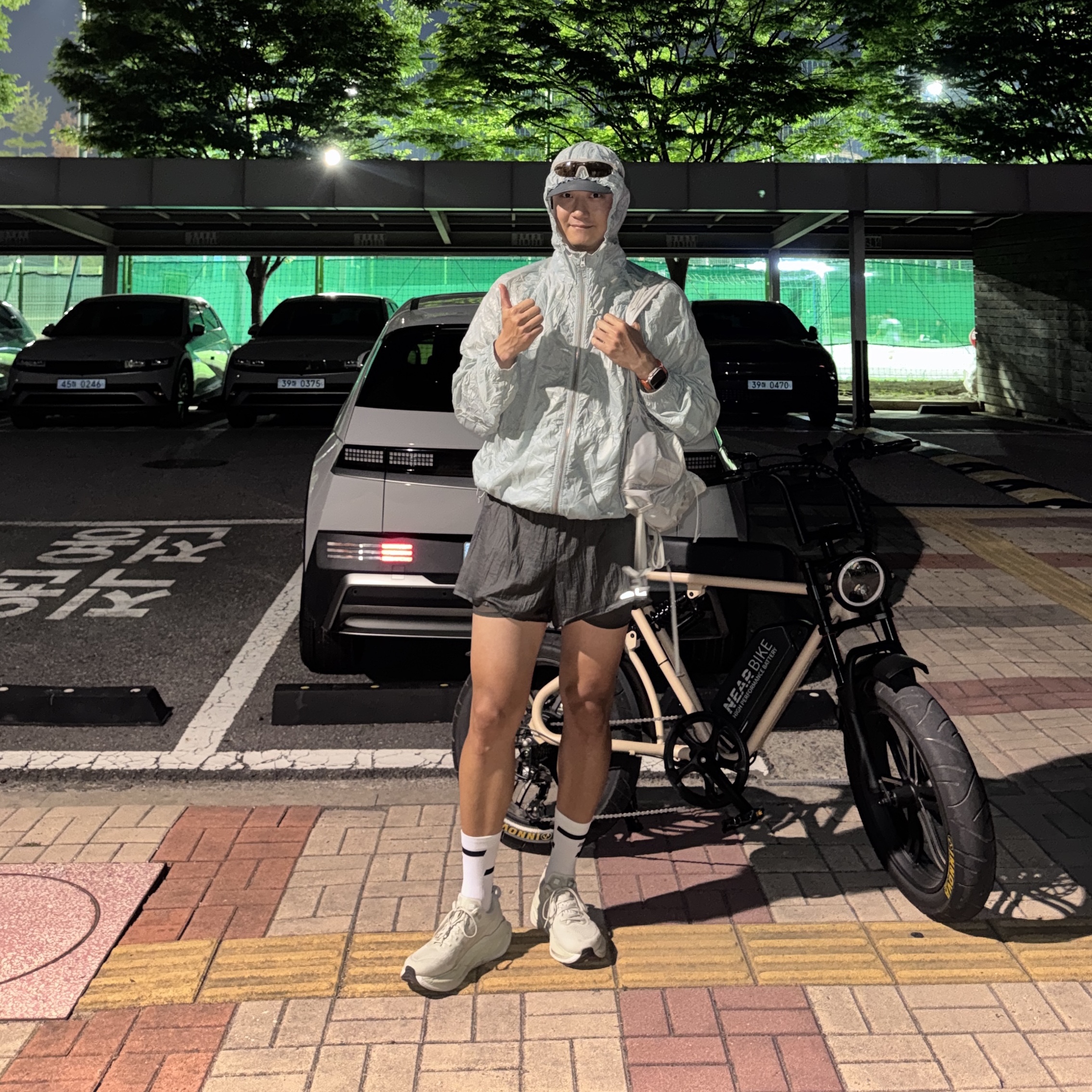 Stussy Beach Shell Wrinkled Nylon Jacket Slate, Optimistic Runners Glossy Ripstop Shorts Light Grey 착용 스타일 - 1