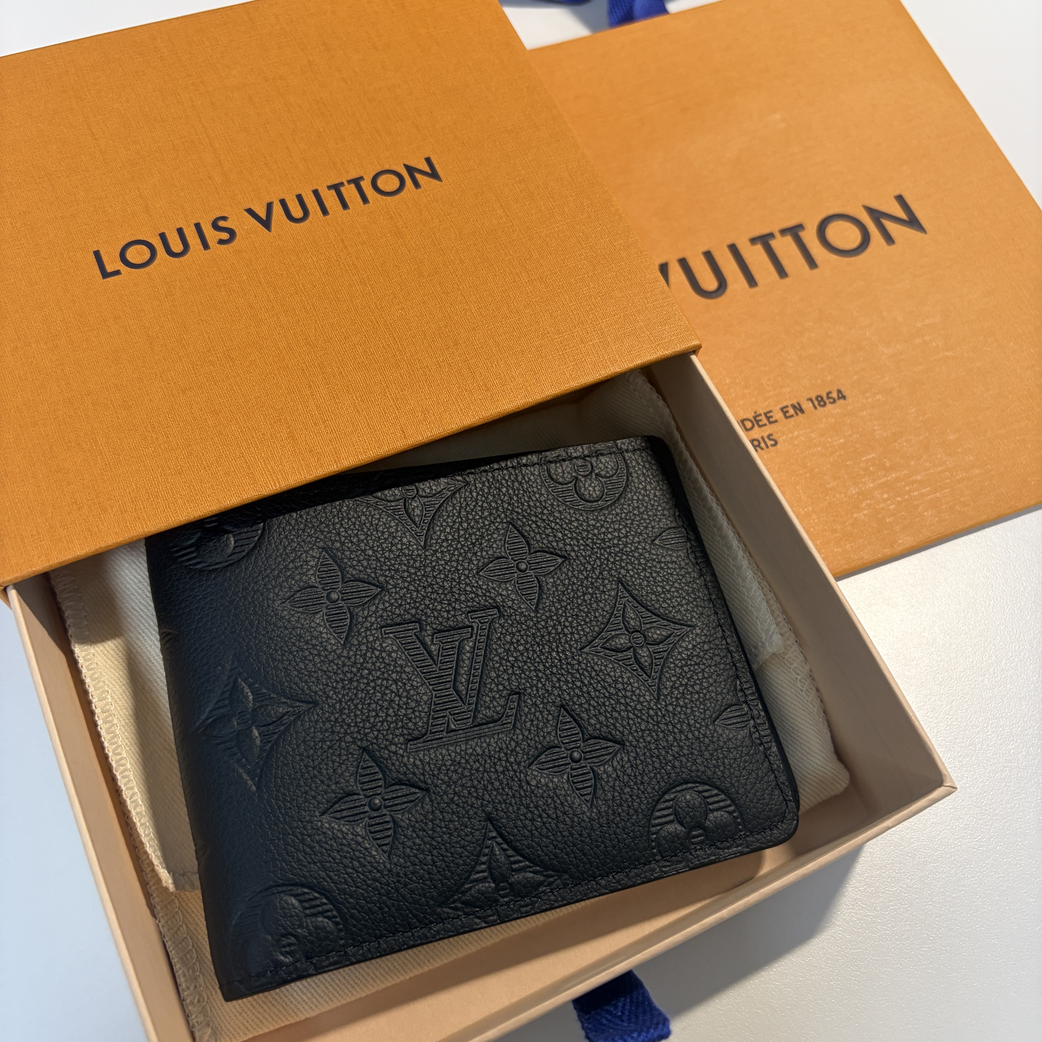 Louis Vuitton Multiple Wallet Monogram Shadow 착용 스타일
