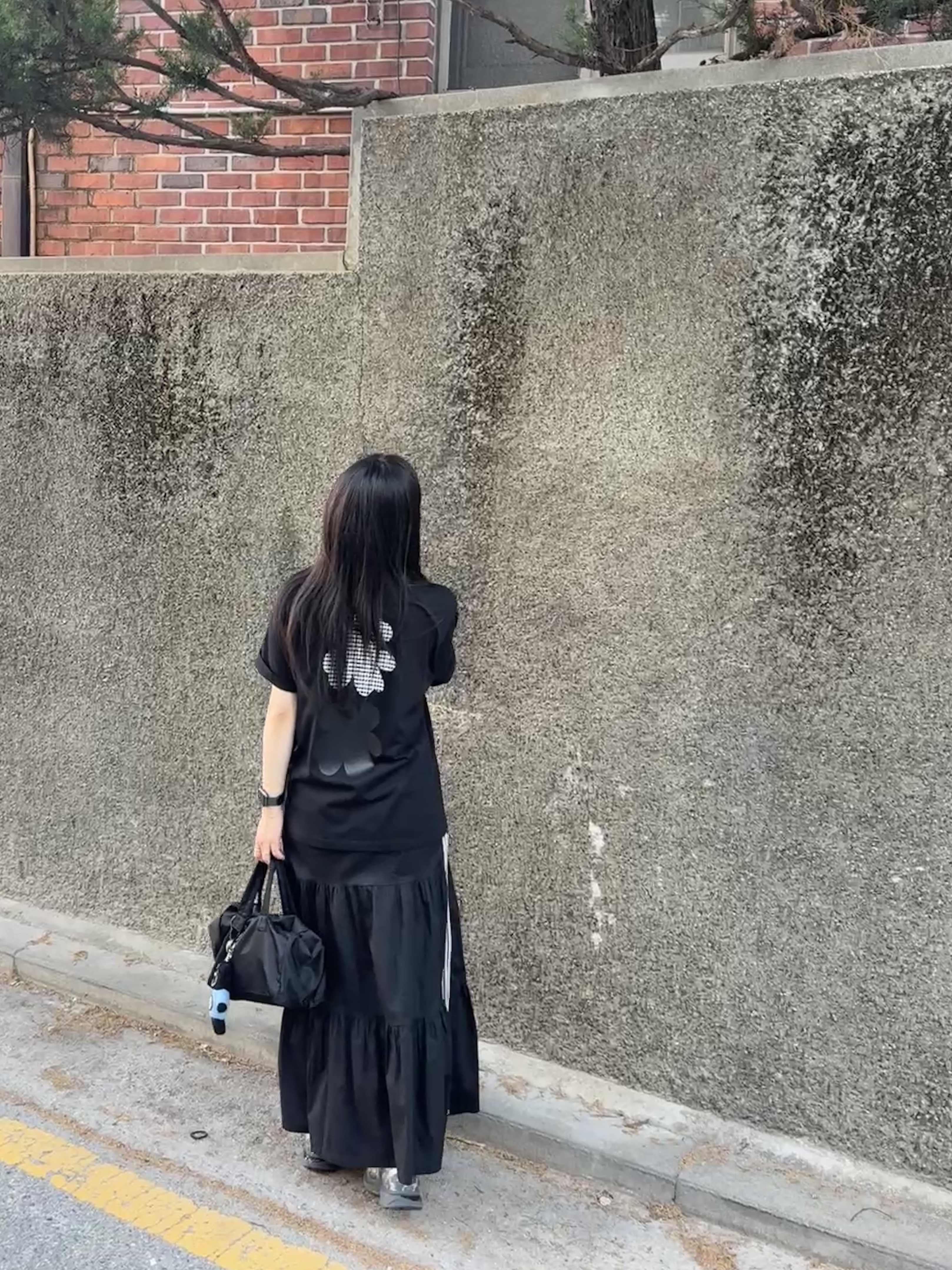 (W) Uniqlo x Cecilie Bahnsen Graphic T-Shirt Black, (W) Adidas Originals Summer Glow Skirt Black - KR Sizing 착용 스타일 - 1