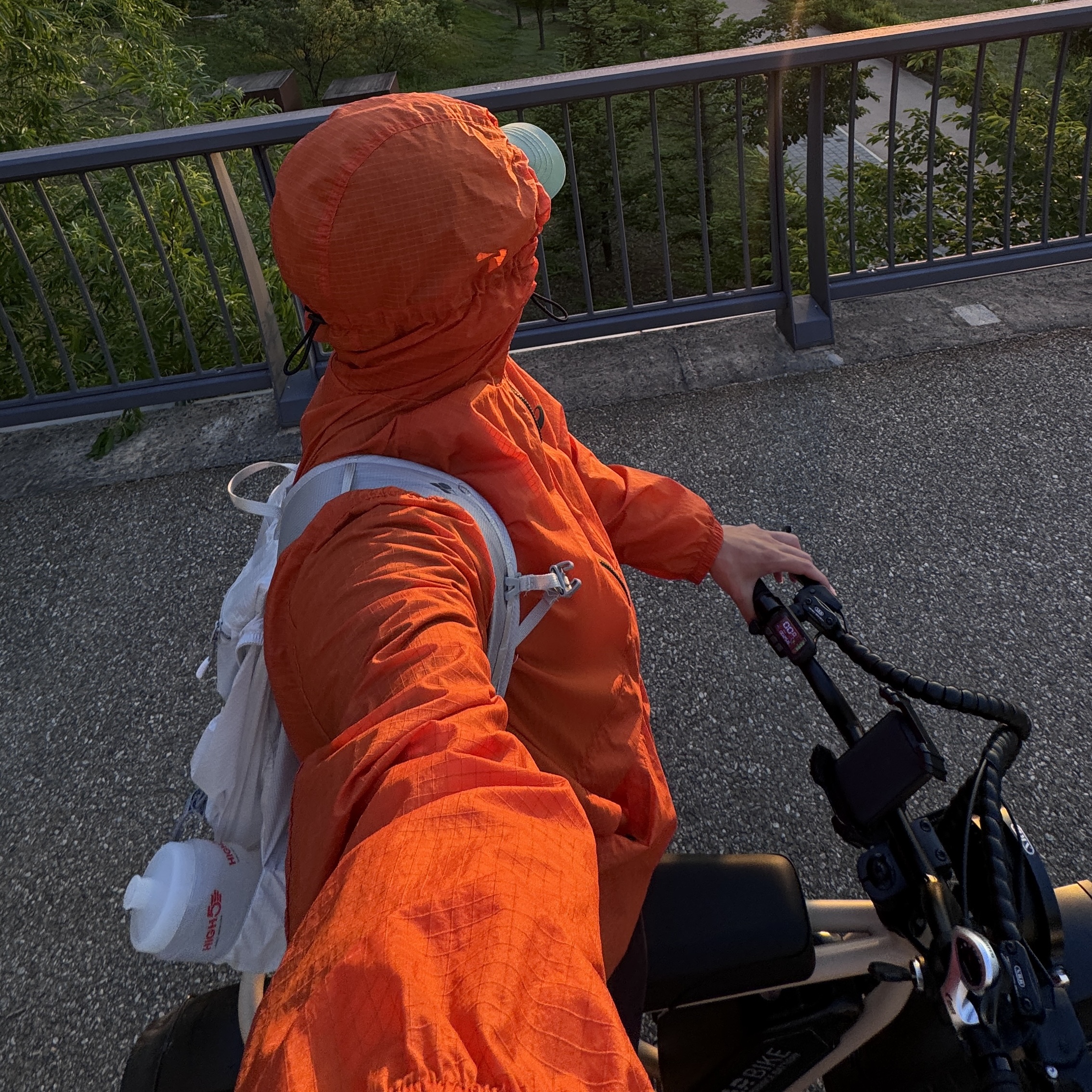 Stussy Beach Shell Wrinkled Nylon Jacket Slate, Optimistic Runners Glossy Ripstop Shorts Light Grey 착용 스타일 - 6