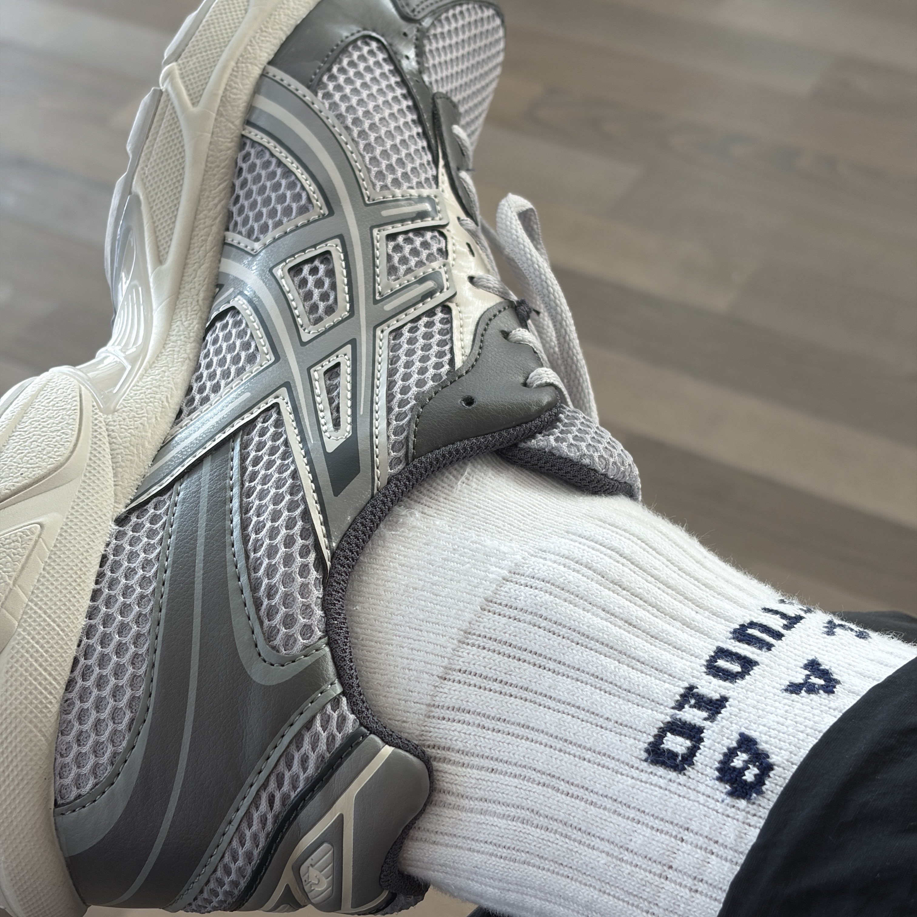 Asics Gel-1130 Oyster Grey Clay Grey, IAB Studio Socks White Black (5 Pack) 착용 스타일 - 2
