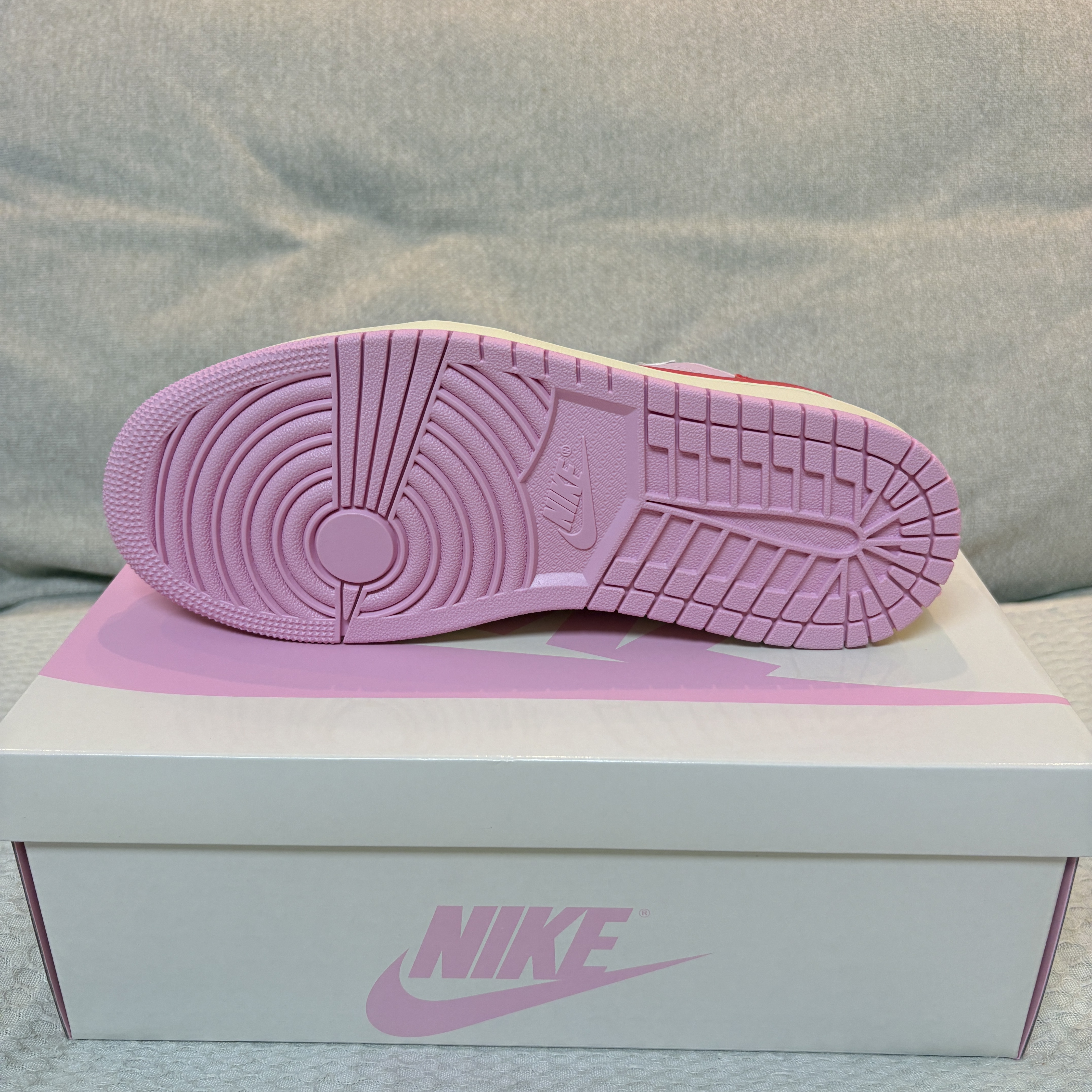 Jordan 1 x Travis Scott Retro Low OG SP Sail Tropical Pink 착용 스타일 - 4
