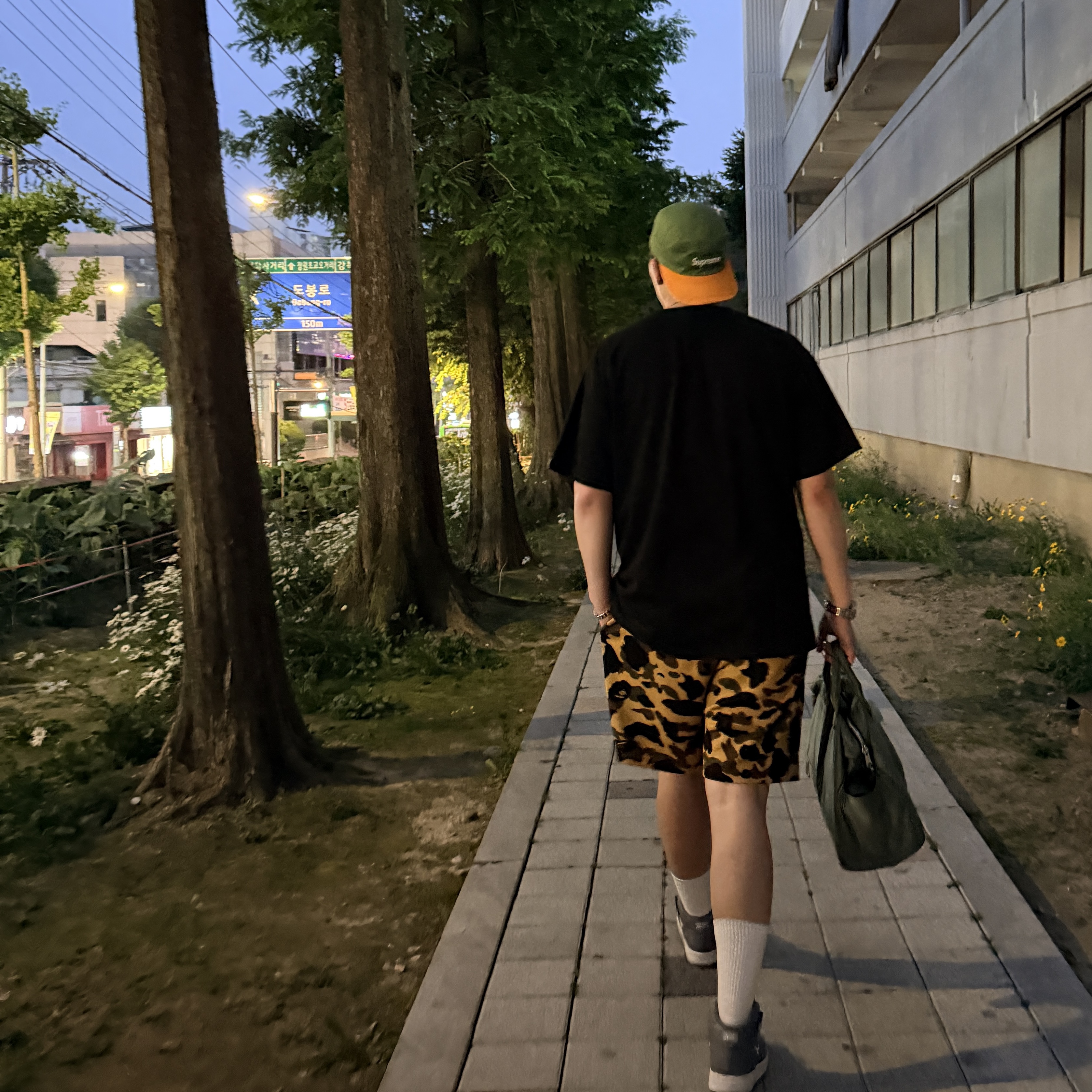 Supreme Pigment 2-Tone Camp Cap Green - 24SS, BAPE Space Ape Head T-Shirt Black 착용 스타일 - 1