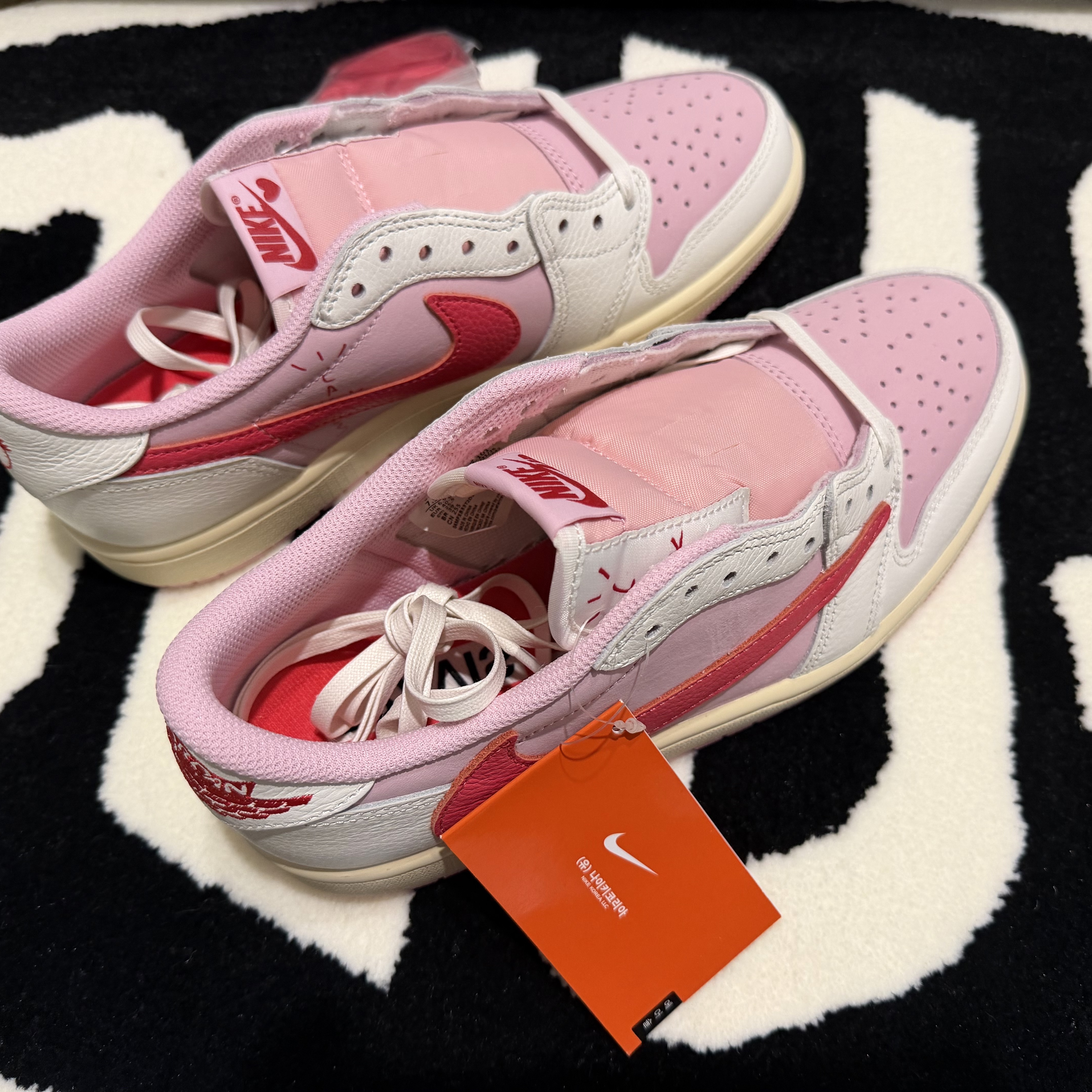 Jordan 1 x Travis Scott Retro Low OG SP Sail Tropical Pink 착용 스타일 - 1