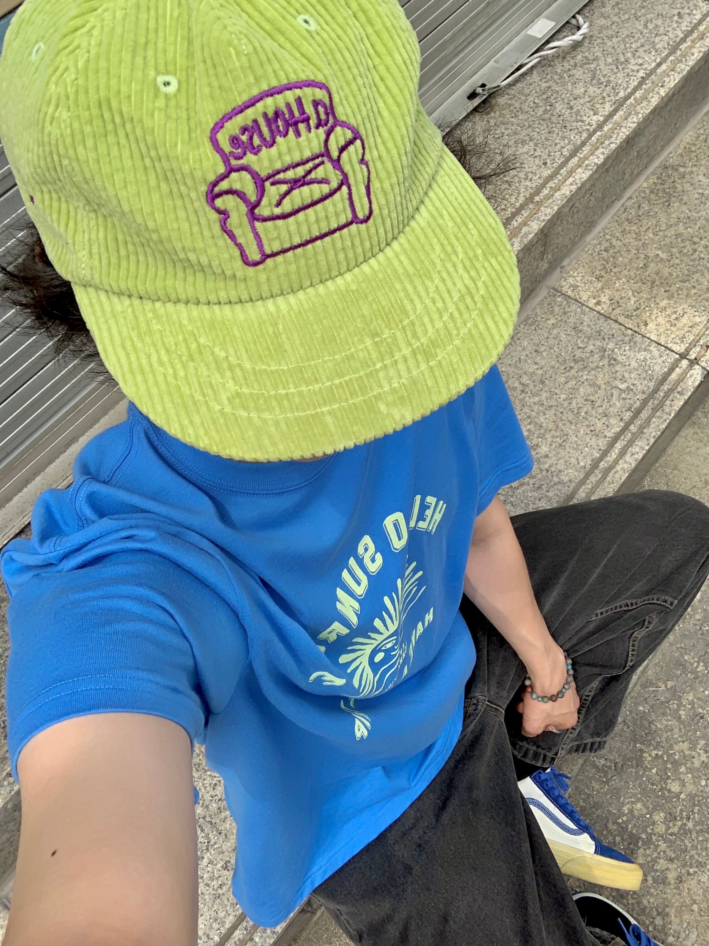 kikozy Sofa Corduroy Cap Lime, Hello Sunrise VTG Arch Logo Tee Blue 착용 스타일 - 1