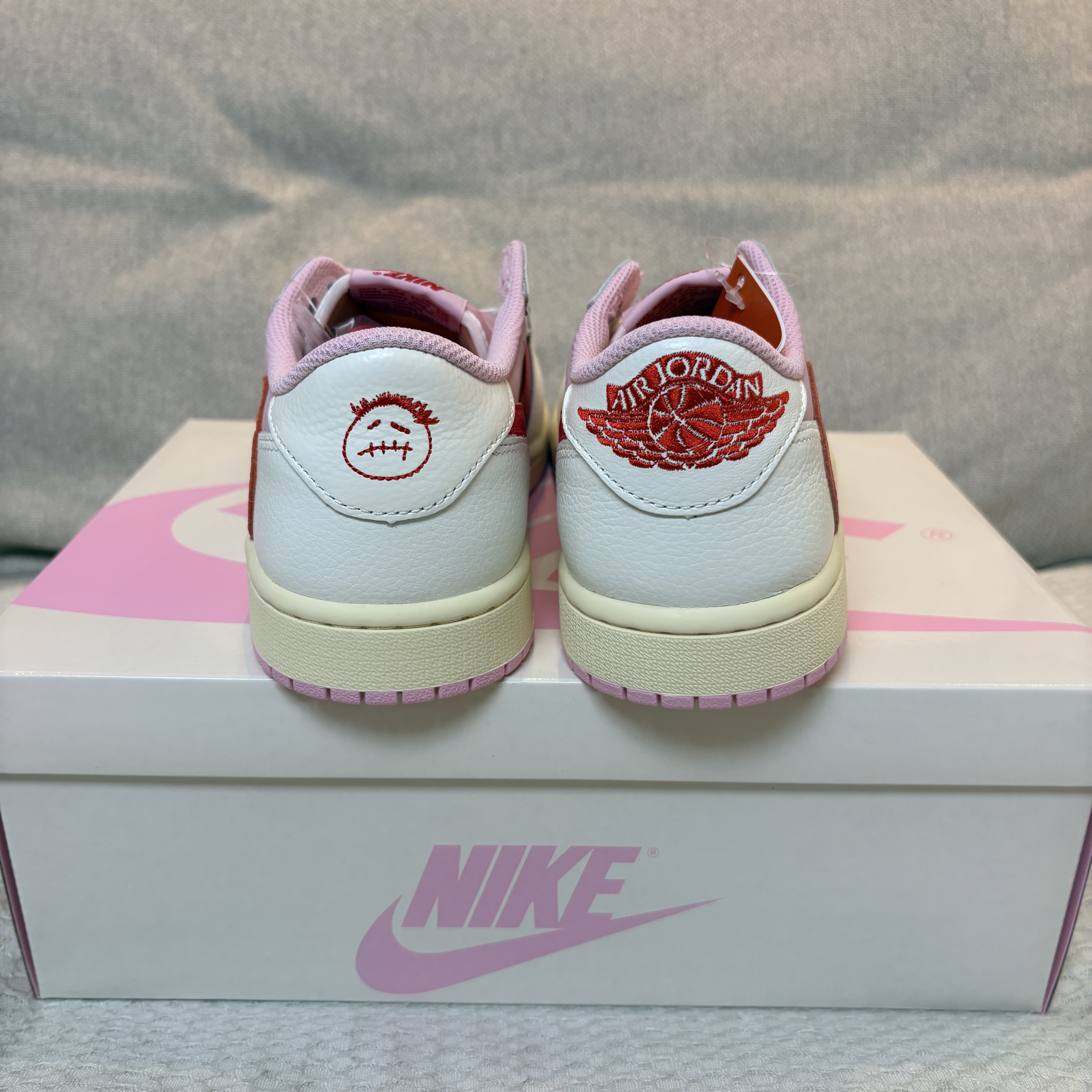 Jordan 1 x Travis Scott Retro Low OG SP Sail Tropical Pink 착용 스타일 - 5