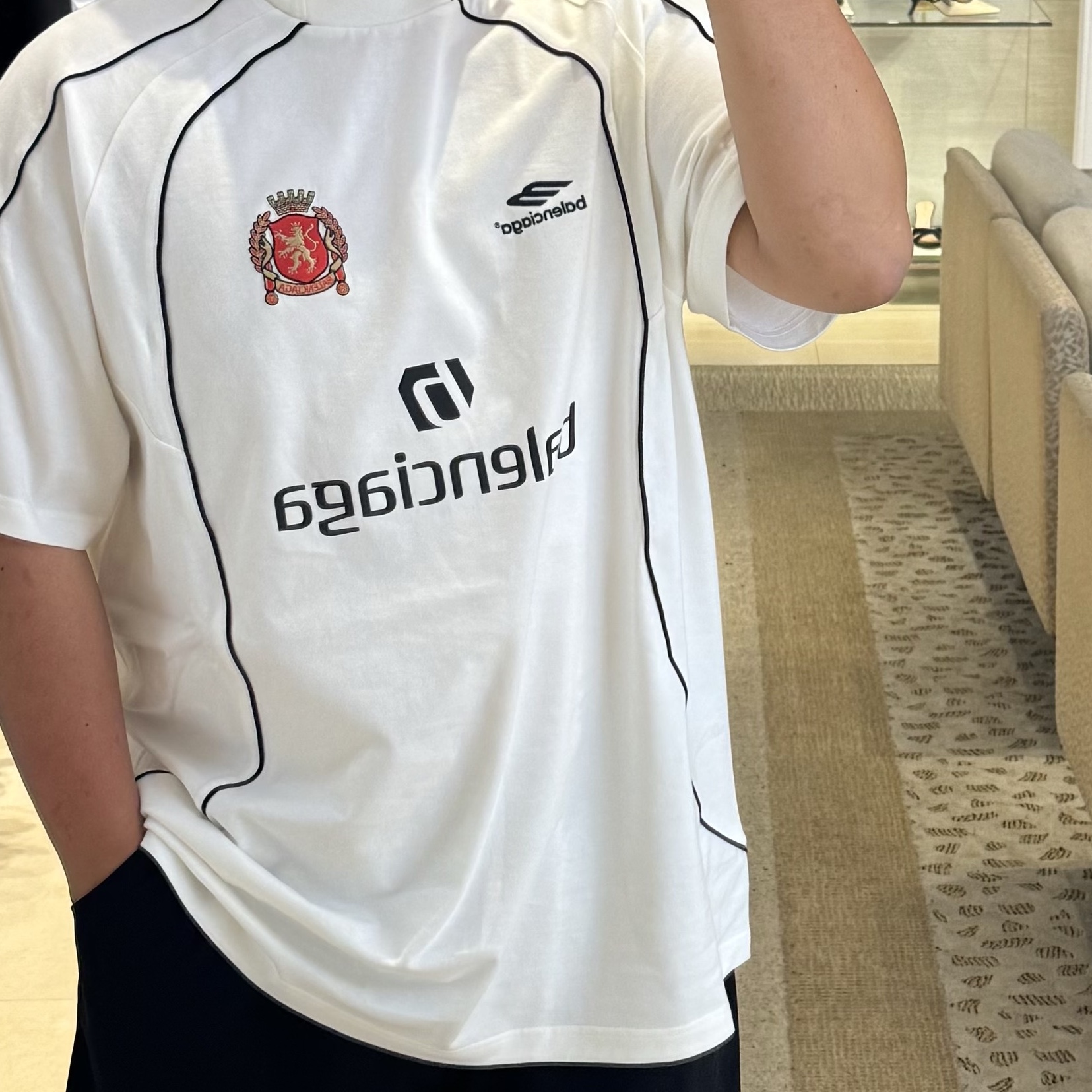 Balenciaga Soccer Series Barcelona Soccer Oversized T-Shirt Black 착용 스타일 - 2