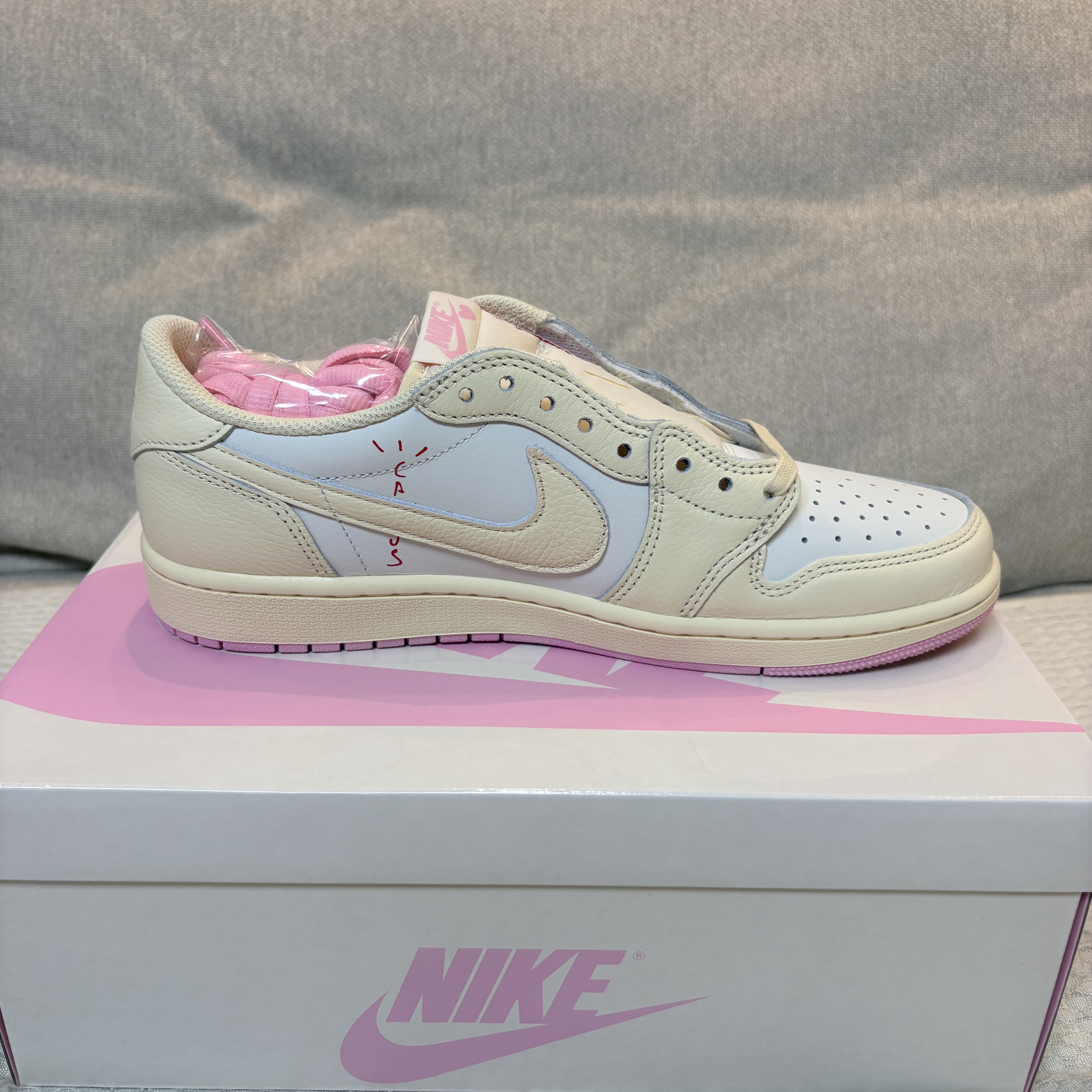Jordan 1 x Travis Scott Retro Low OG SP Muslin Shy Pink 착용 스타일 - 3