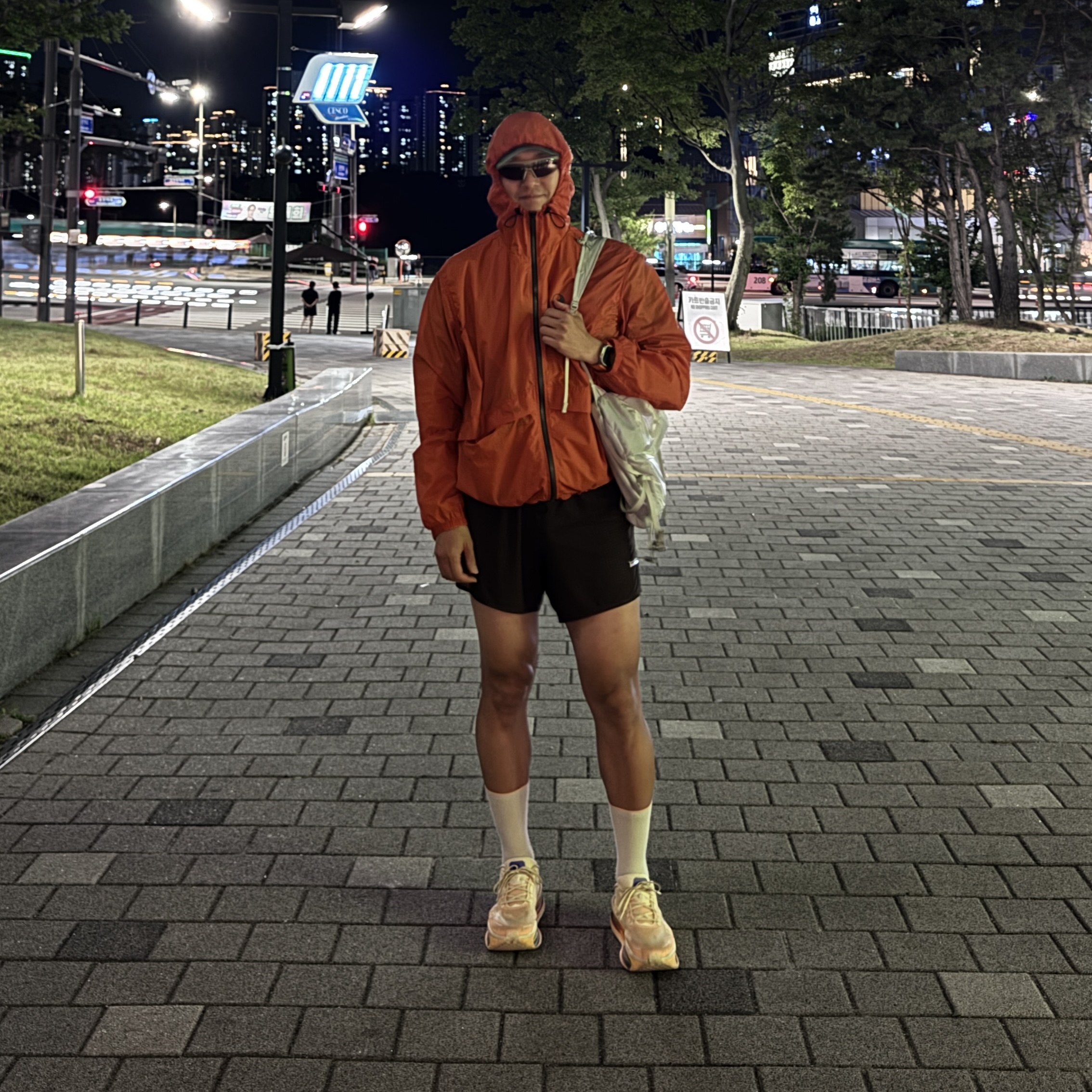 Stussy Beach Shell Wrinkled Nylon Jacket Slate, Optimistic Runners Glossy Ripstop Shorts Light Grey 착용 스타일 - 4
