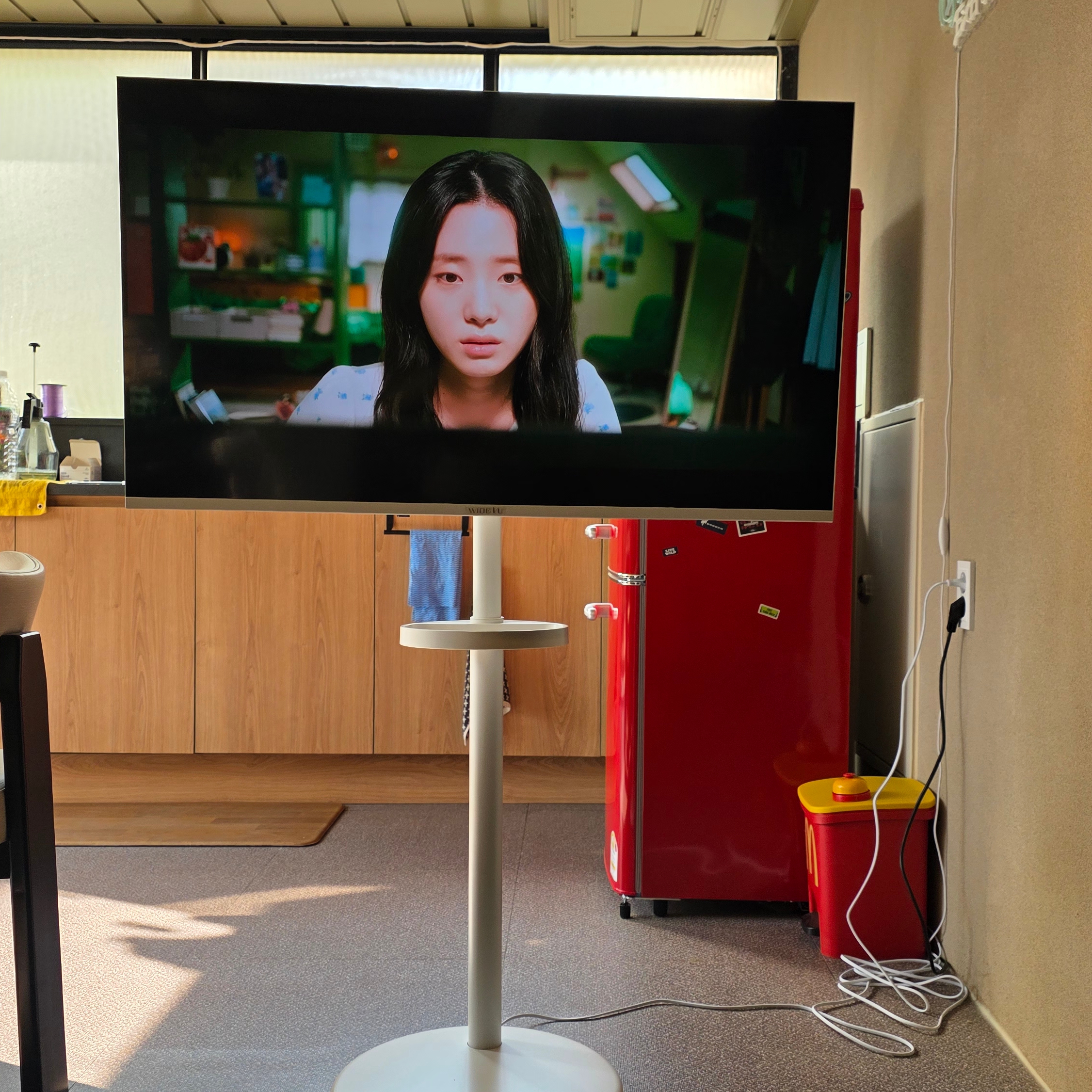 [15% 쿠폰] WIDEVU WideMovingVu White Edition V3 Set QLED 109cm (43 in) 4K UHD Smart Mobile TV 착용 스타일 - 2