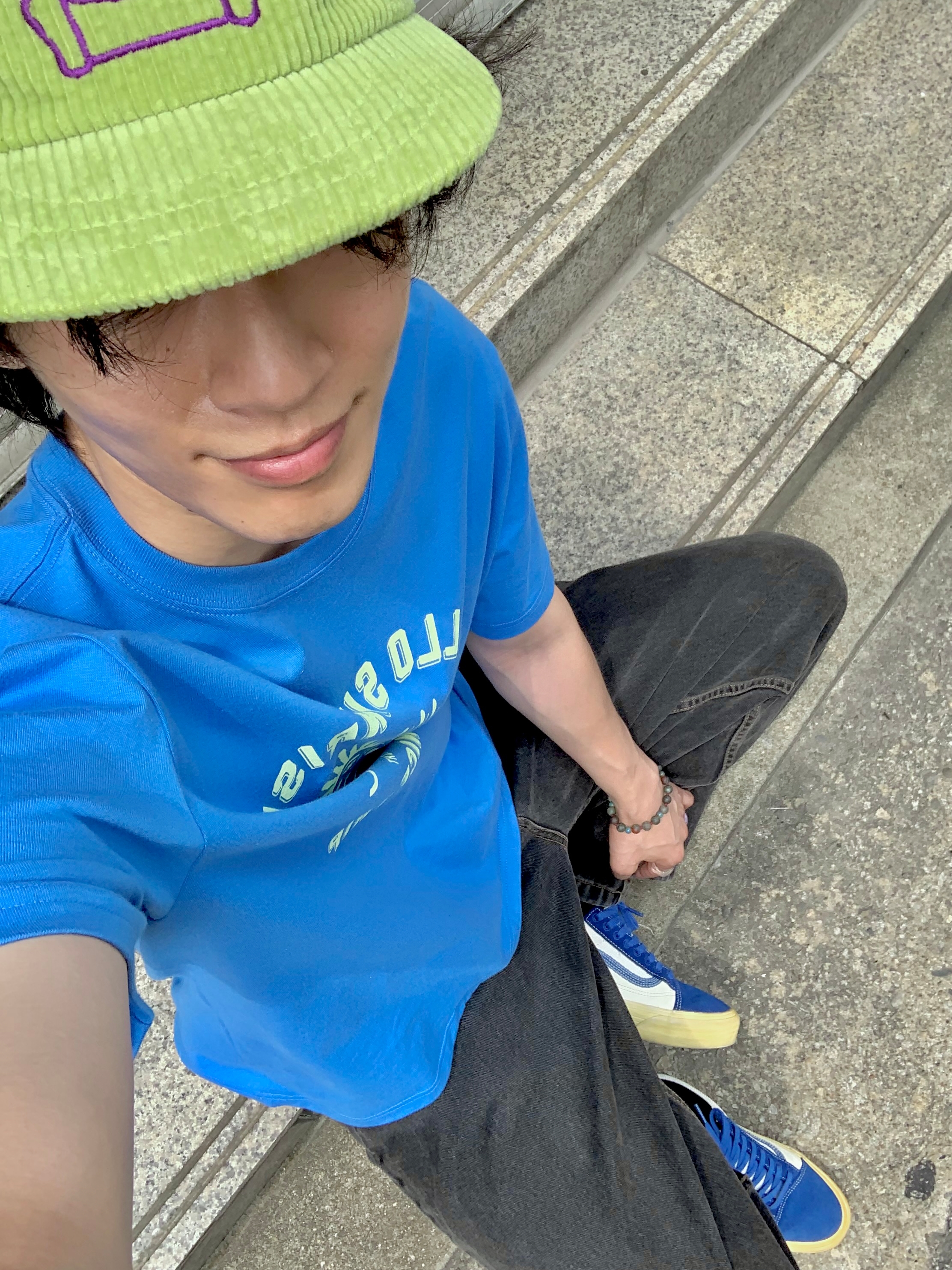 kikozy Sofa Corduroy Cap Lime, Hello Sunrise VTG Arch Logo Tee Blue 착용 스타일 - 2
