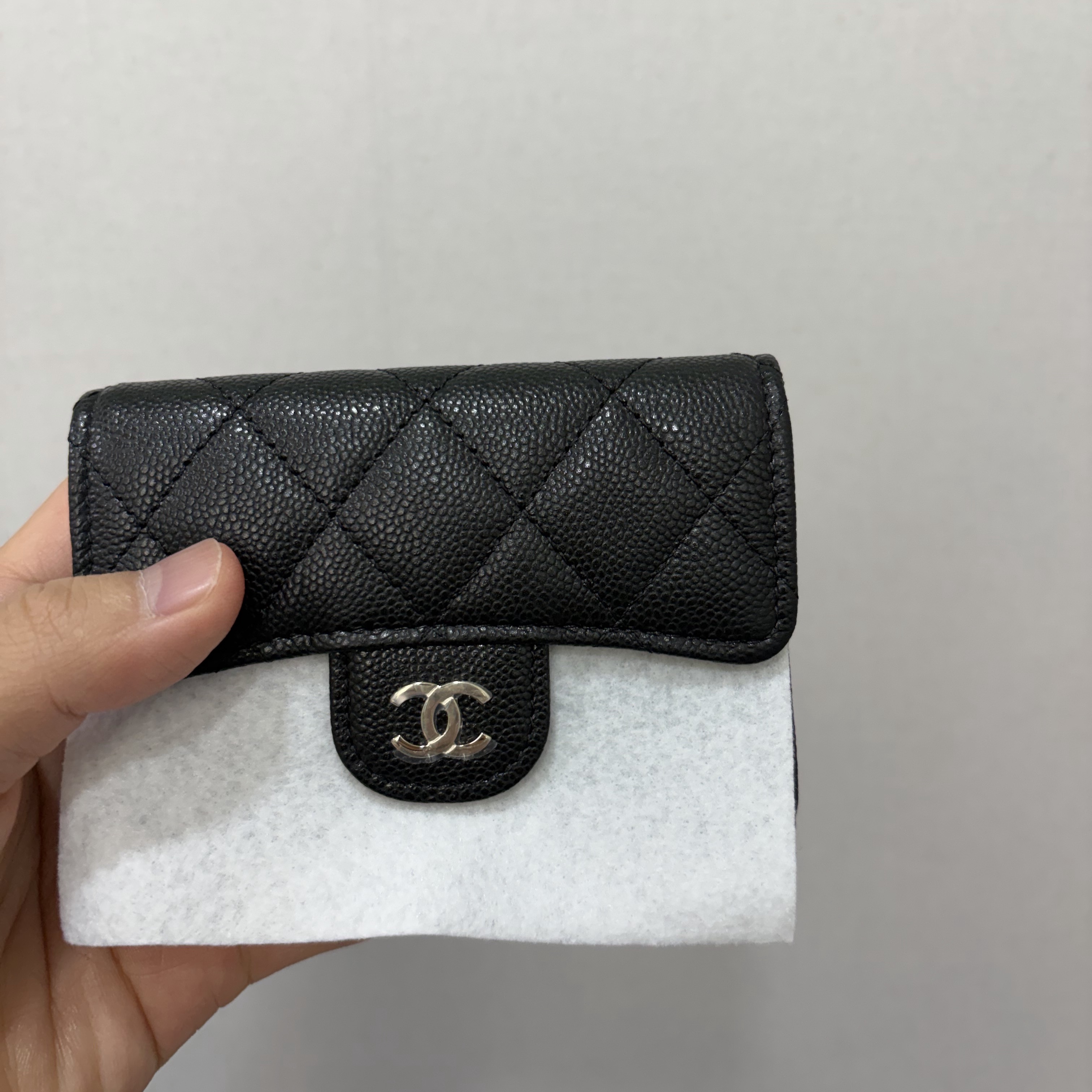 Chanel Classic Flap Zipped Card Holder Grained Shiny Calfskin & Gold Metal Black 착용 스타일 - 3