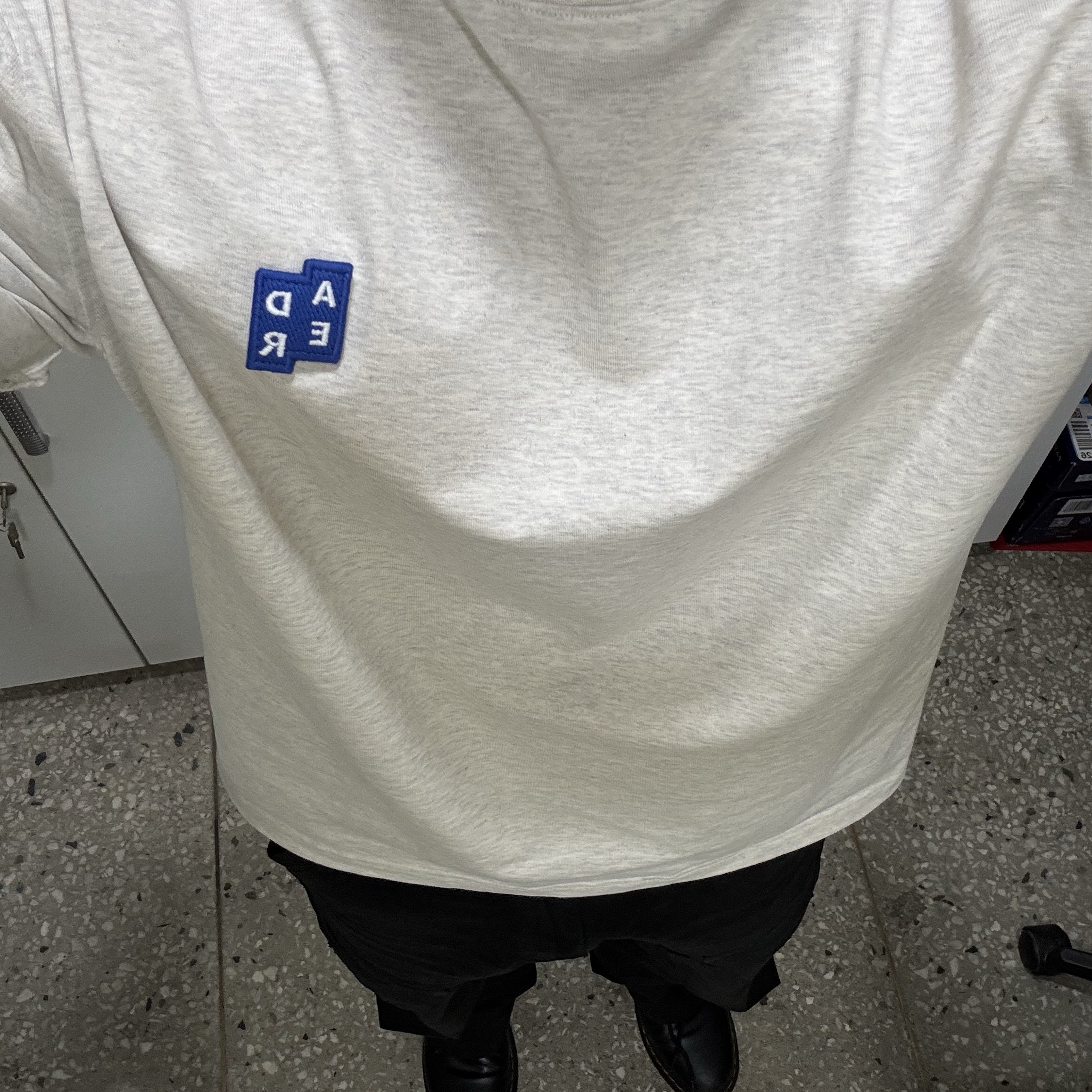 Ader Error Sig; BL Tag T-Shirt 01 Oatmeal, Dr. Martens 1461 Smooth Black 착용 스타일 - 2