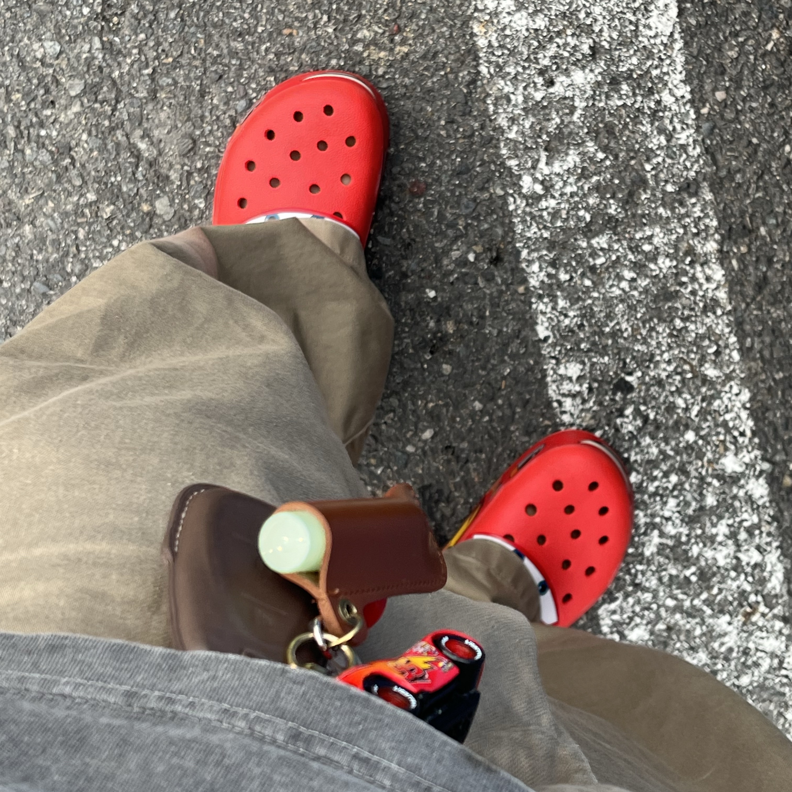 Crocs x Cars Classic Clog Lightning McQueen 착용 스타일
