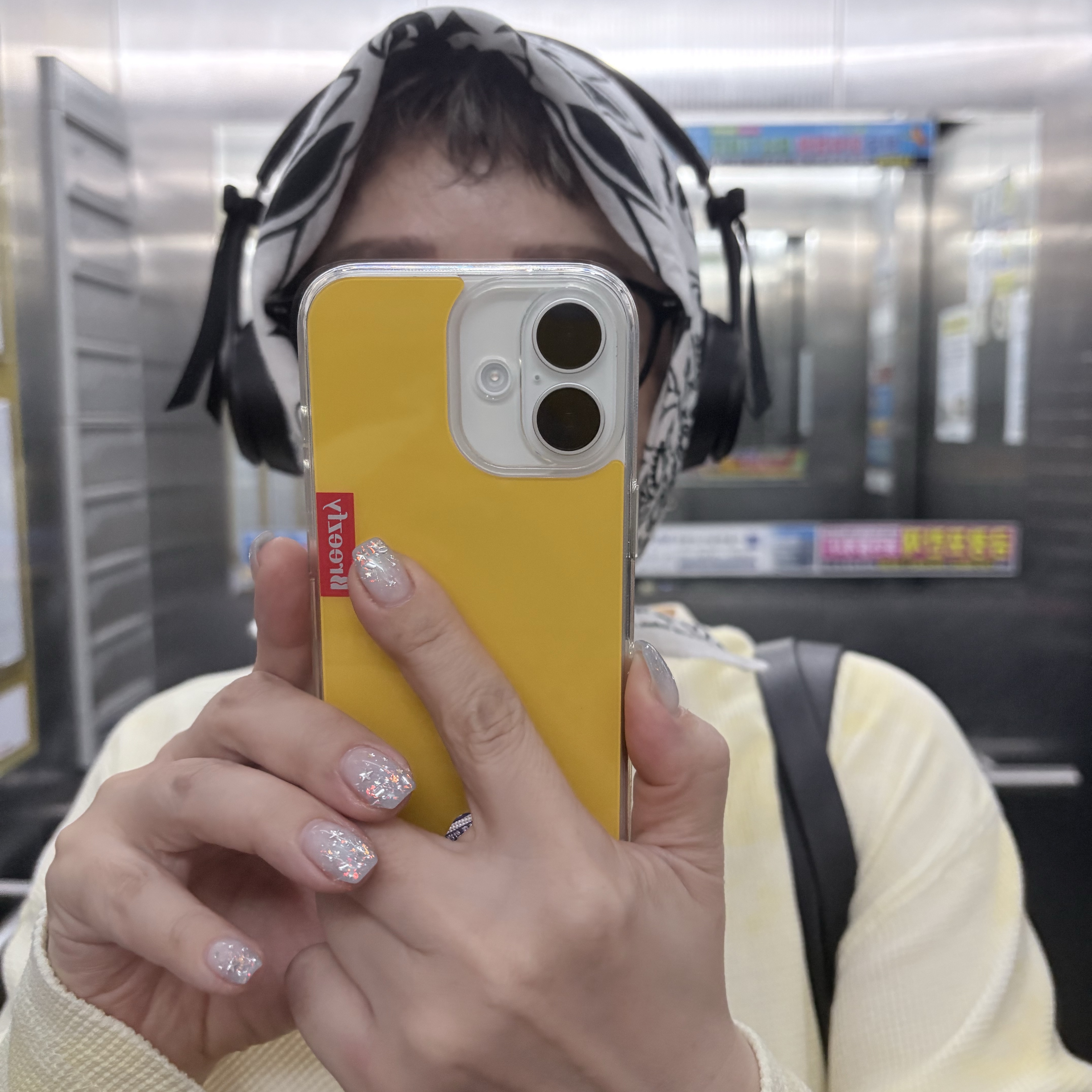 Beats Solo 4 Wireless On Ear Headphone Jennie Special Edition Onyx Black (Korean Ver.) 착용 스타일 - 2
