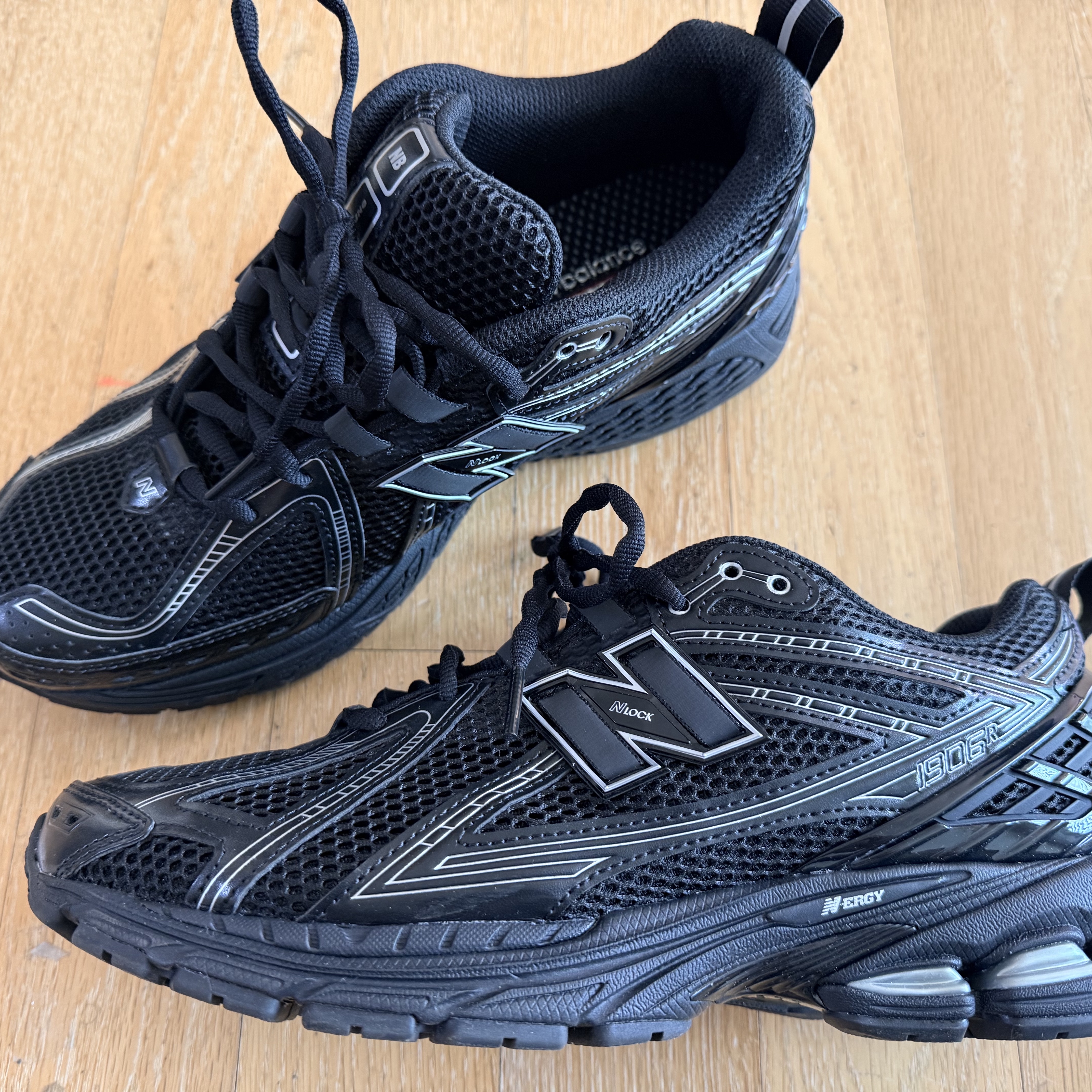 New Balance 1906R Black Silver Metallic 착용 스타일