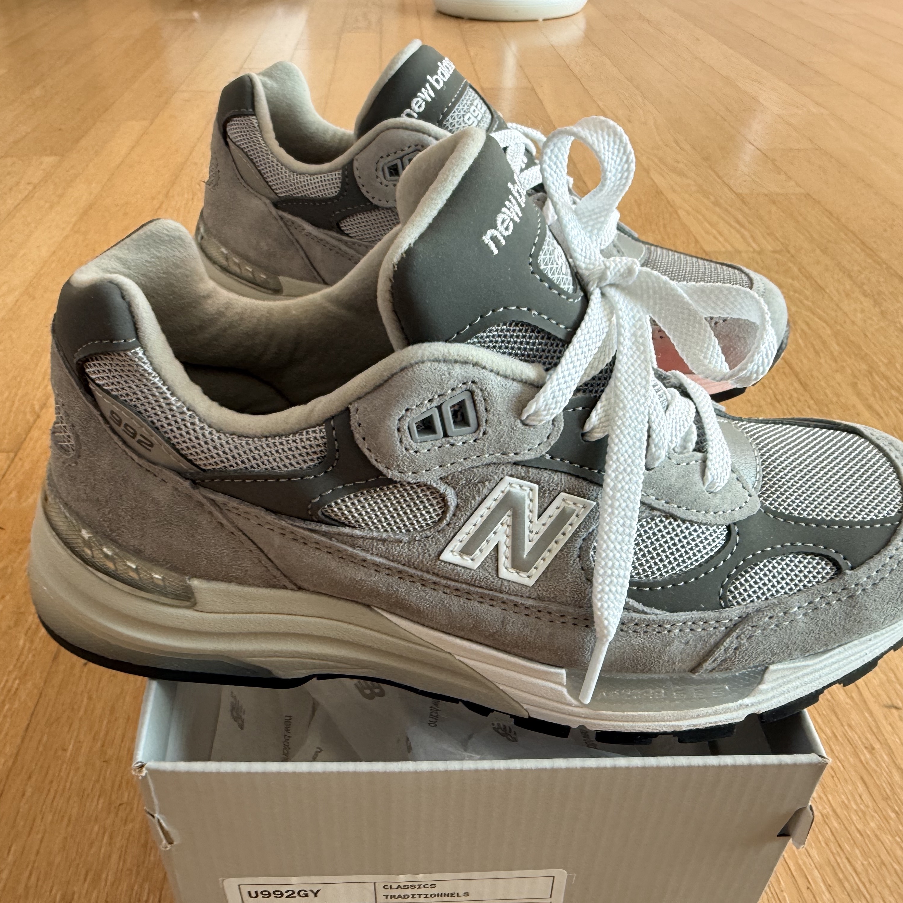 New Balance 992 Made in USA Core Grey Silver Metallic 착용 스타일 - 1