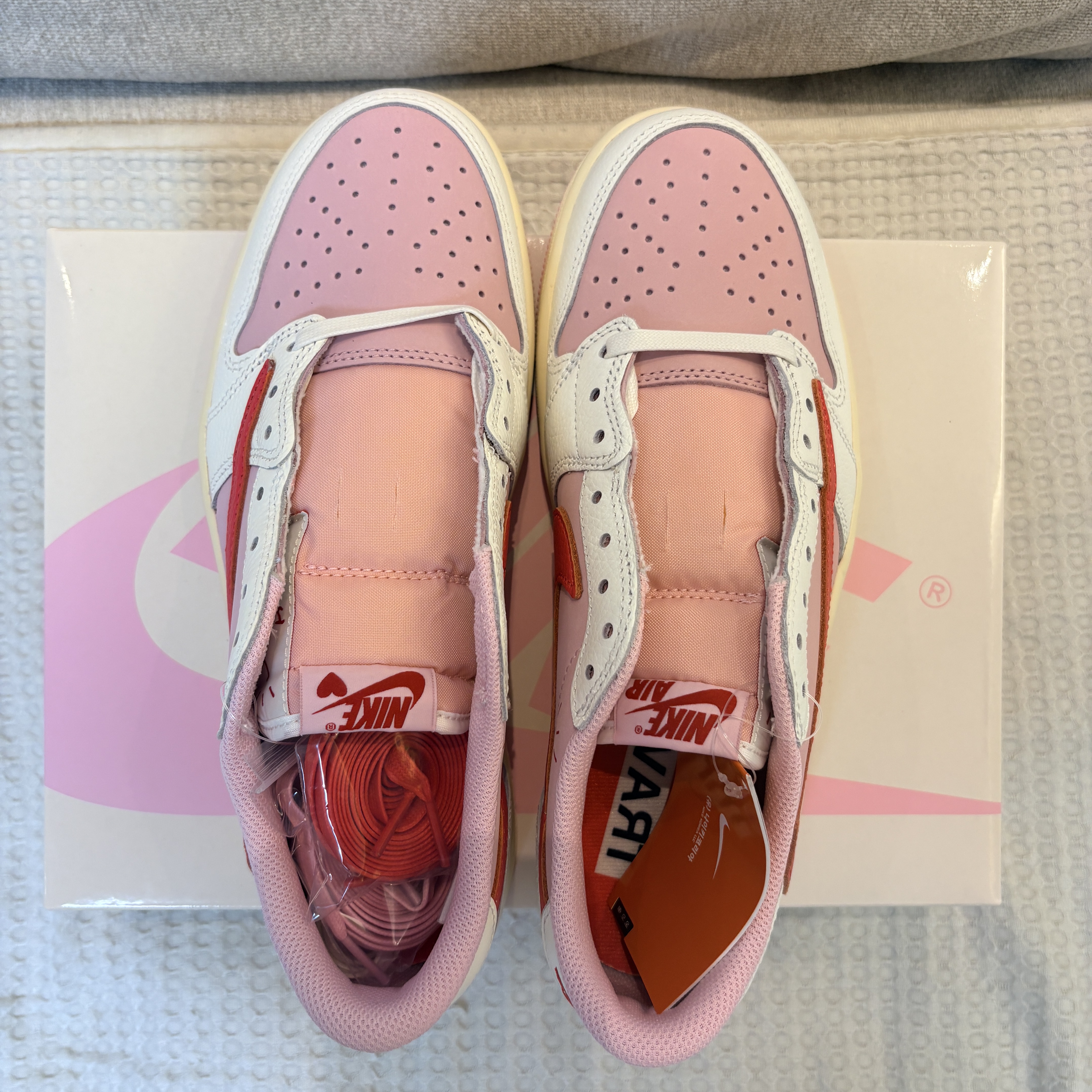 Jordan 1 x Travis Scott Retro Low OG SP Sail Tropical Pink 착용 스타일 - 6