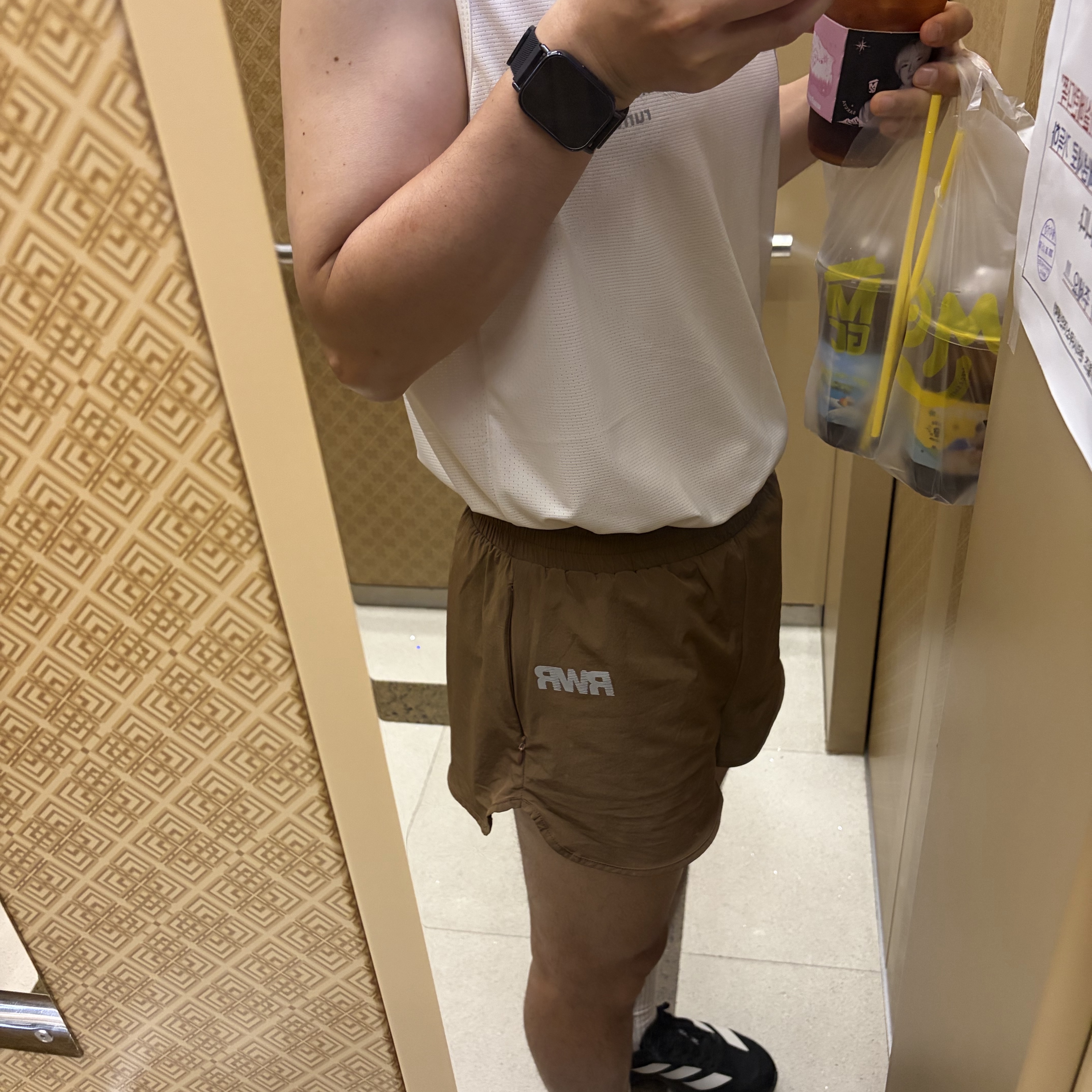 [KREAM 단독] runwhither 3inch Shorts Brown, [KREAM 단독] runwhither Training Singlet White 착용 스타일 - 2