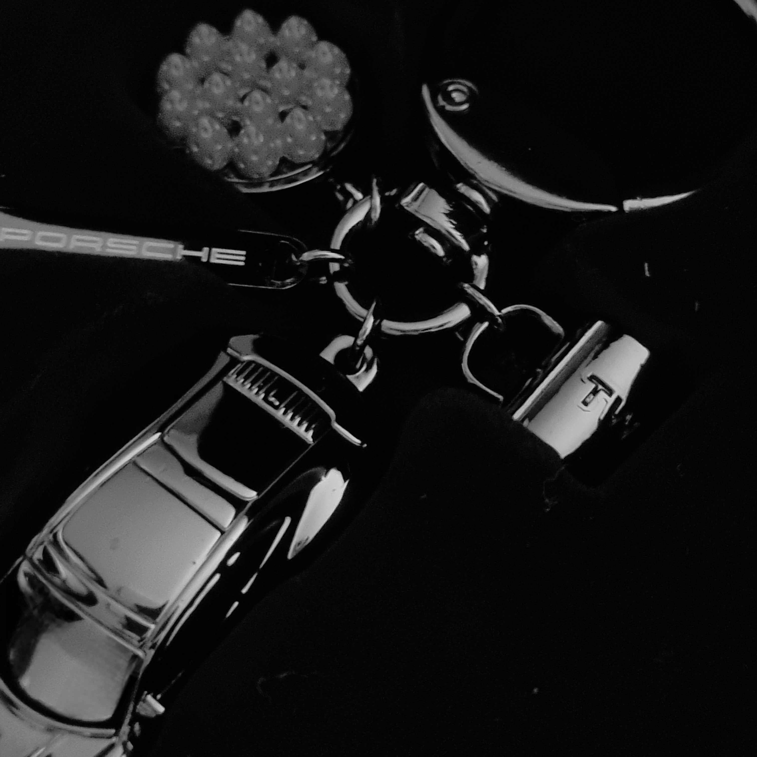 A Twosome Place x Porsche Key Chain Black 착용 스타일 - 4