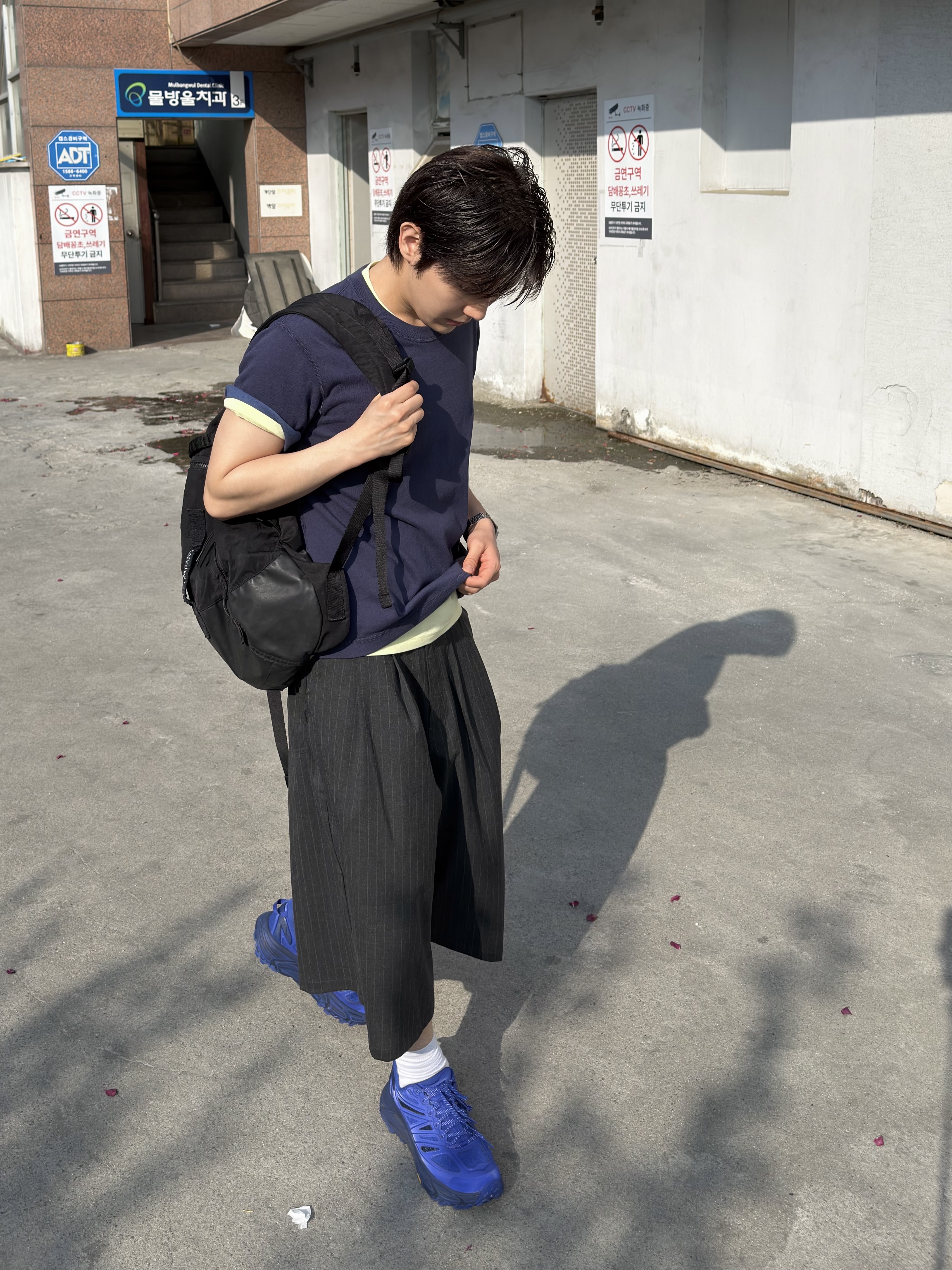 Uniqlo x JW Anderson Bi-Color T-Shirt Navy, C.P. Company Nylon B Rounded Backpack Black - 25FW 착용 스타일 - 3