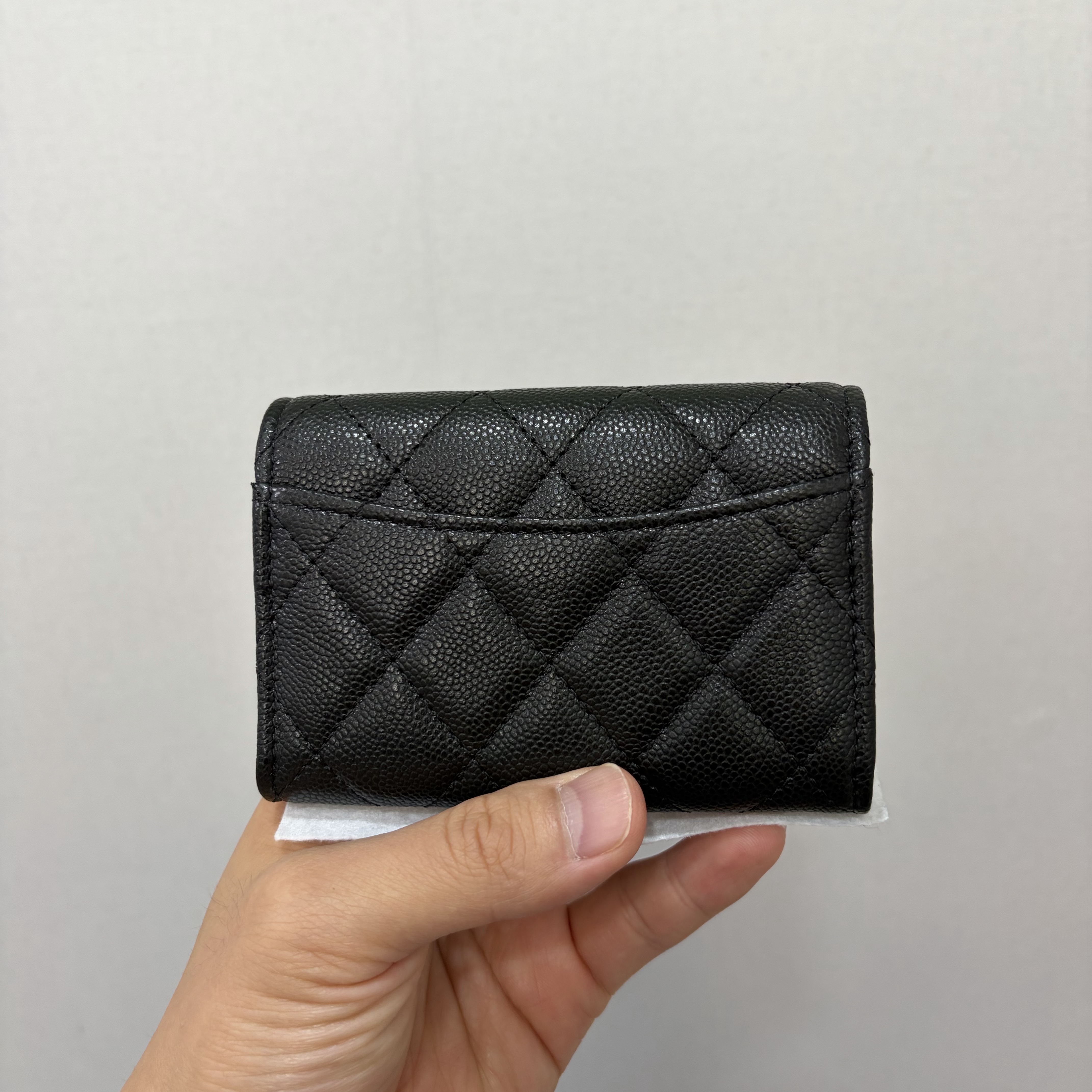 Chanel Classic Flap Zipped Card Holder Grained Shiny Calfskin & Gold Metal Black 착용 스타일 - 2