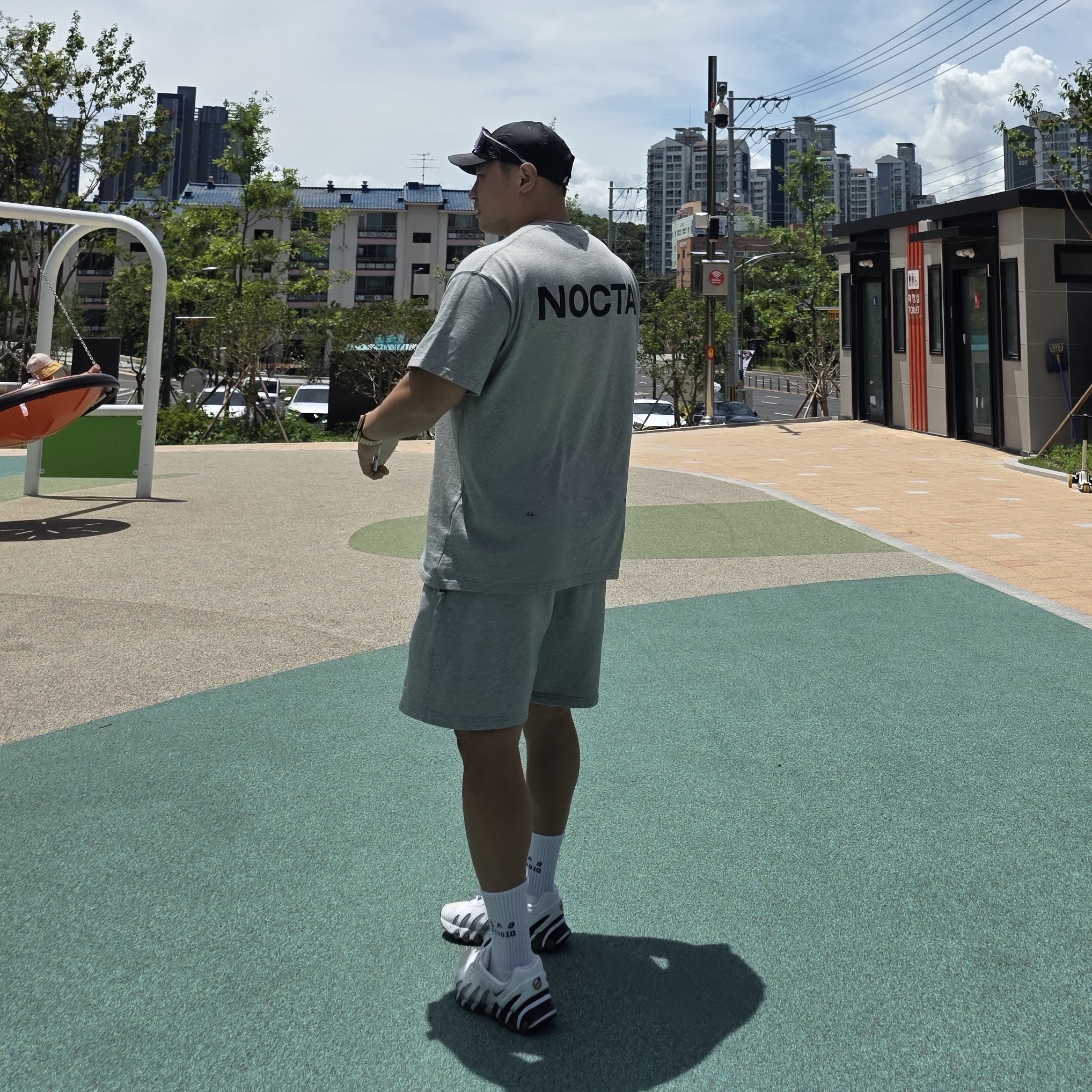 Nike x Drake Nocta Max 90 T-Shirt Dark Heather Grey (FN7663-063), Nike x Patta Air Max Dn8 White Metallic Silver 착용 스타일
