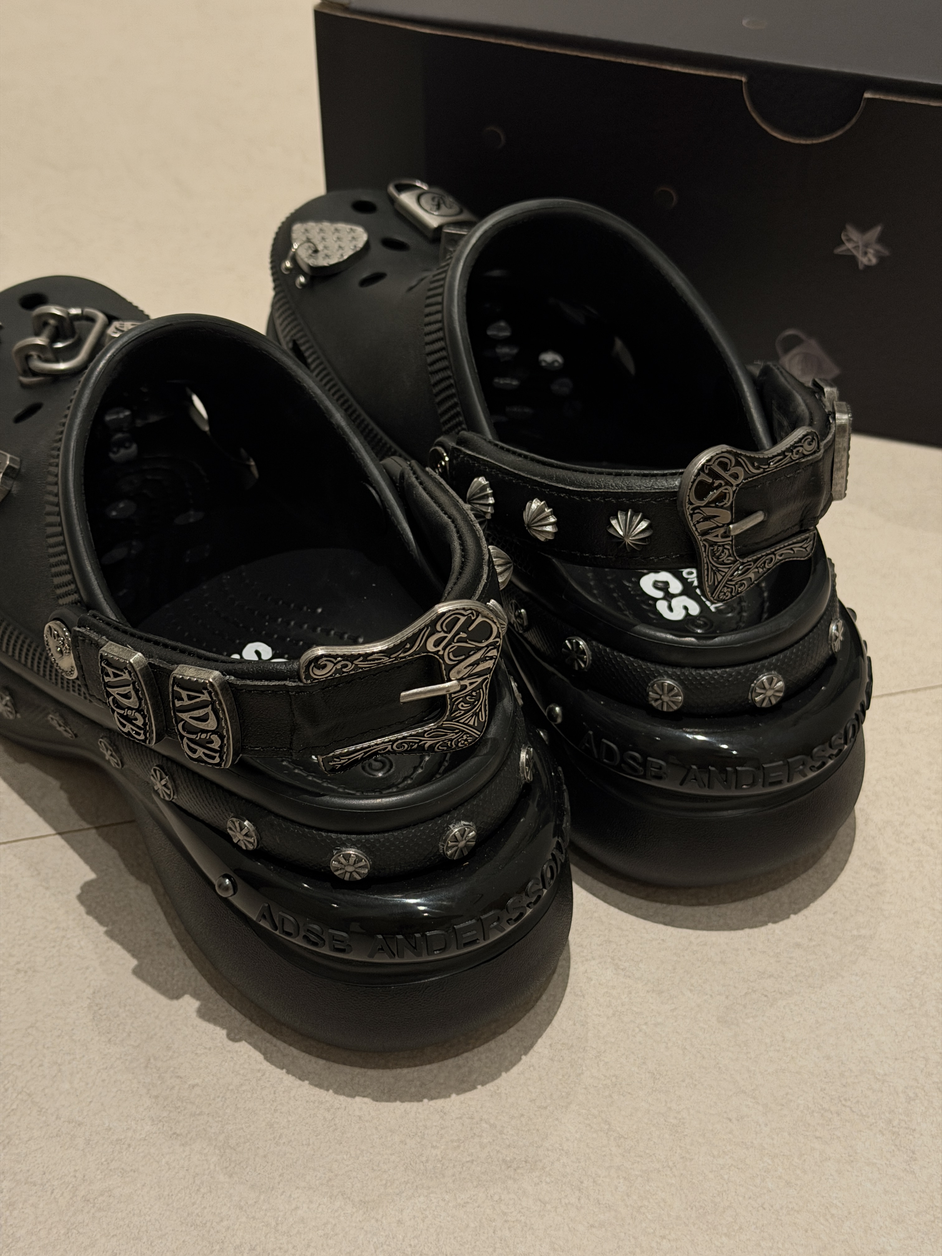 (W) Crocs x Andersson Bell Bae Clog Black 착용 스타일 - 2