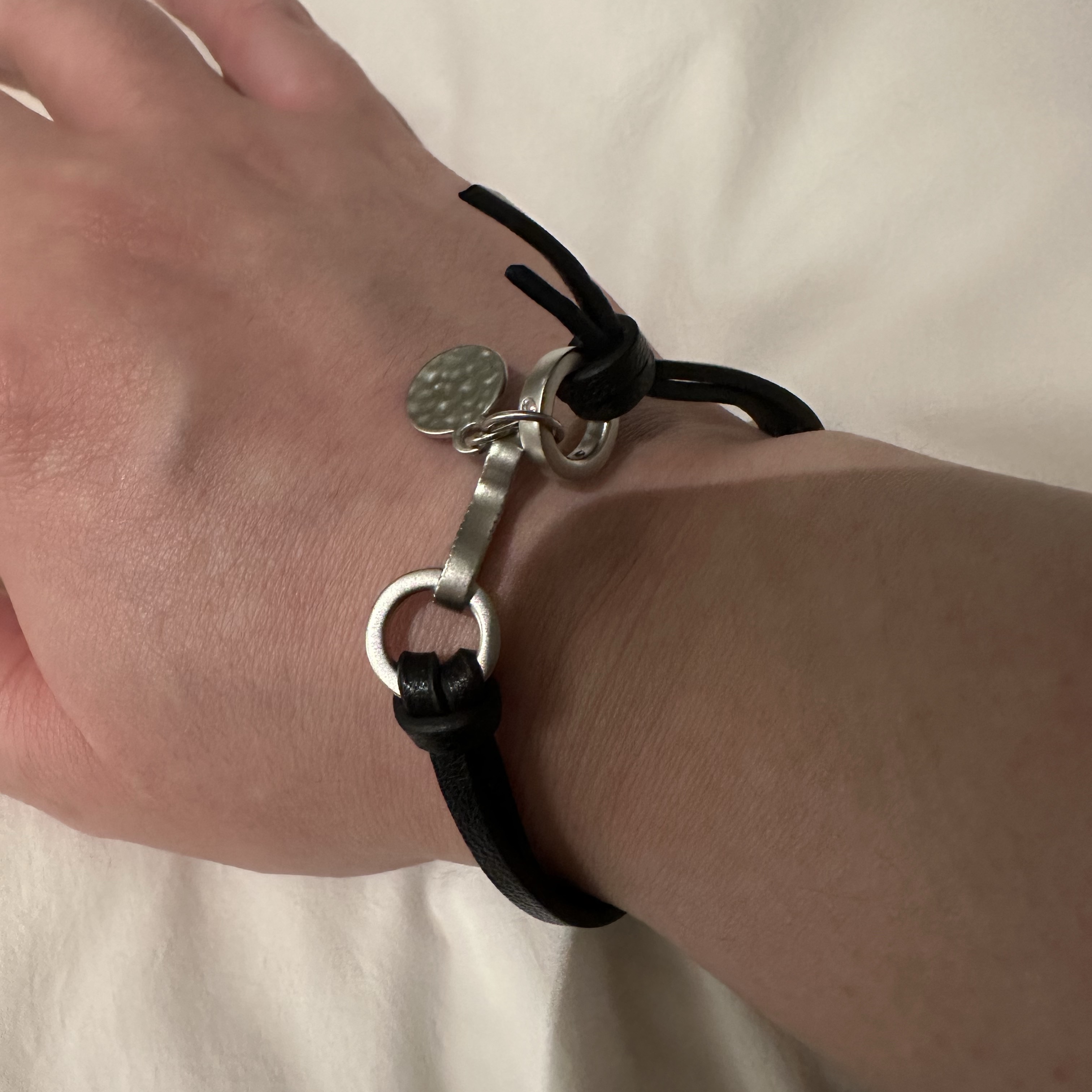 Haleine Leather Metal Mix Bracelet Black 착용 스타일
