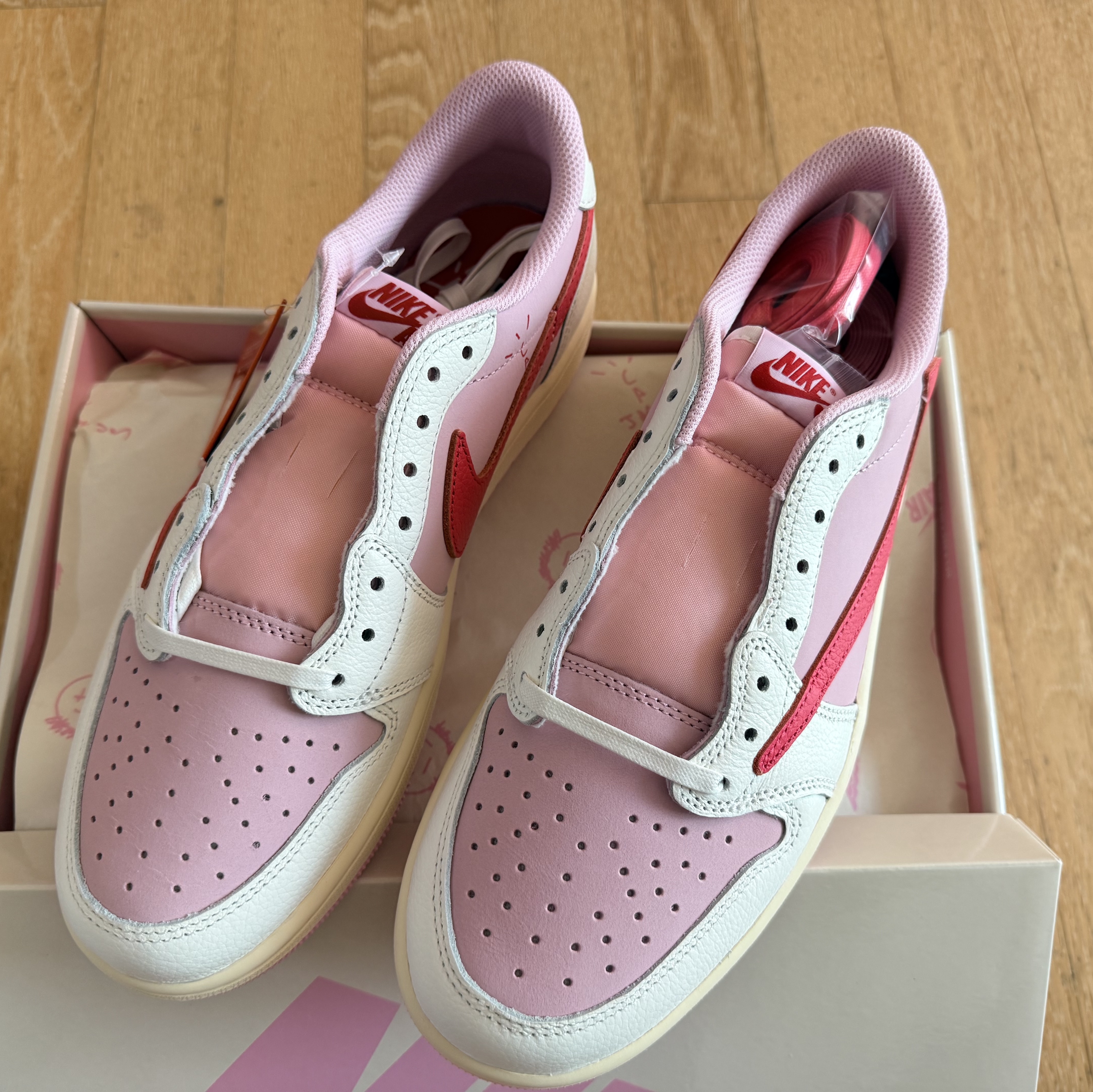 Jordan 1 x Travis Scott Retro Low OG SP Sail Tropical Pink 착용 스타일 - 3