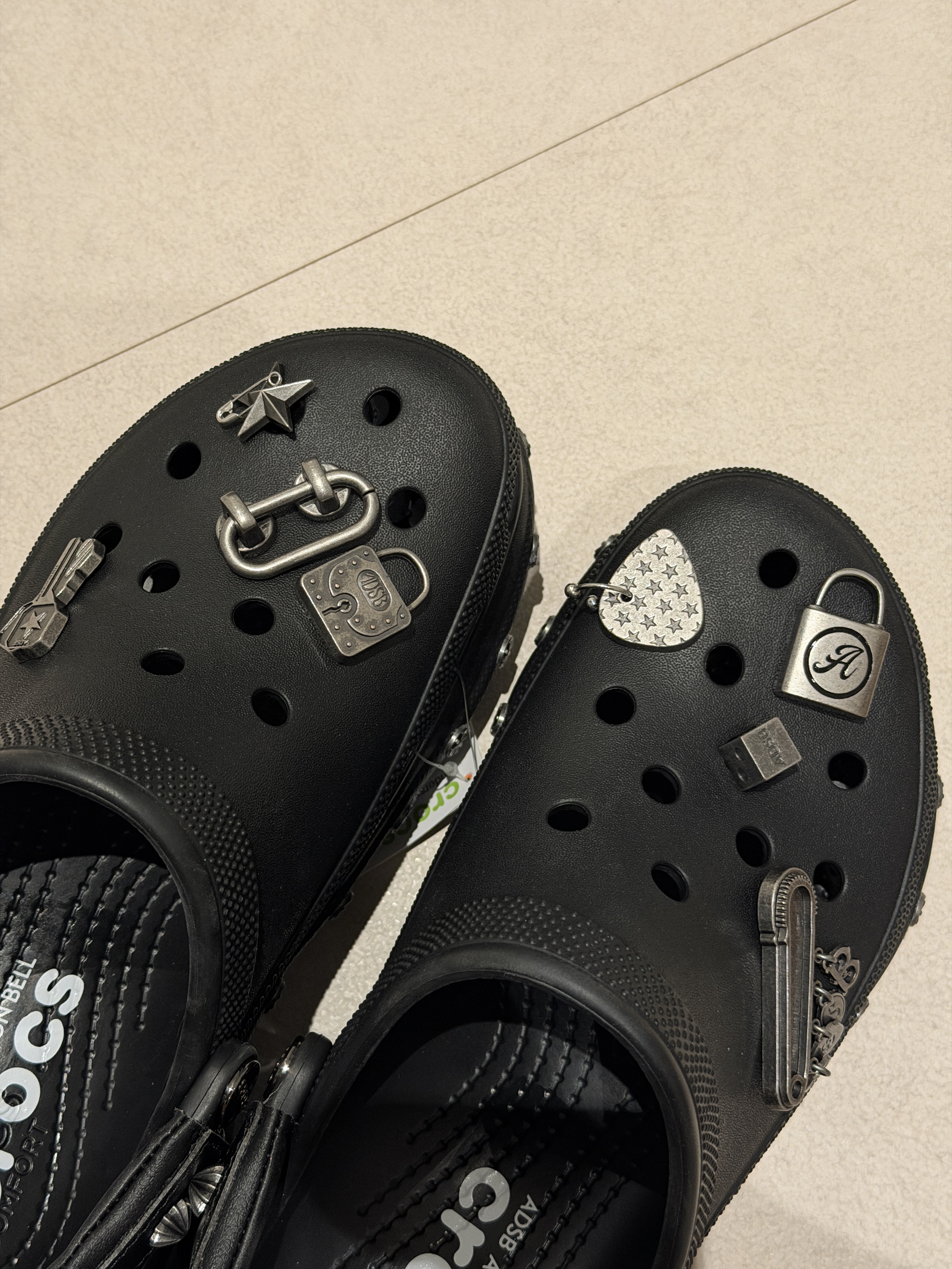 (W) Crocs x Andersson Bell Bae Clog Black 착용 스타일 - 3