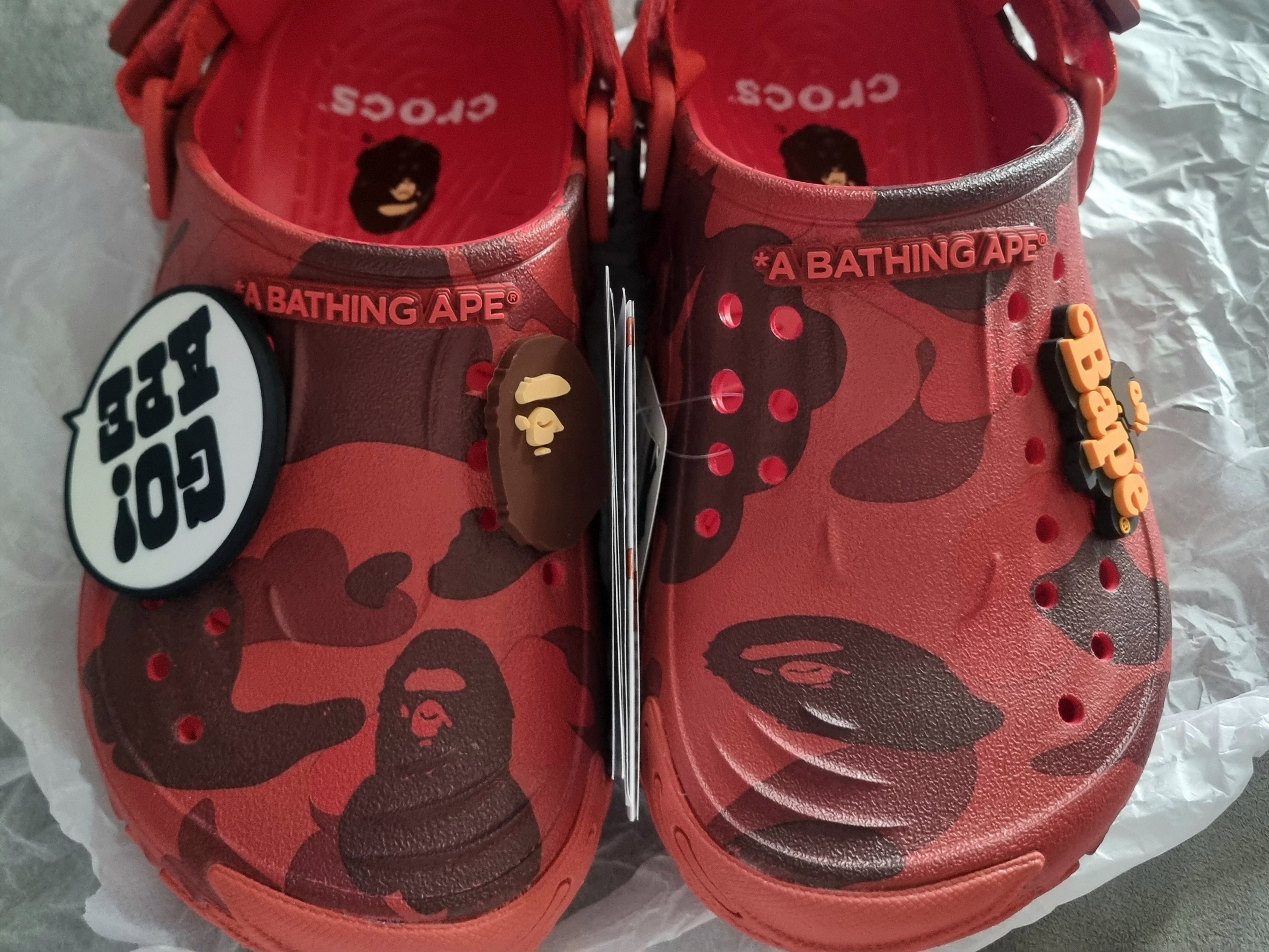 Crocs x BAPE Echo RO Clog Red 착용 스타일 - 1