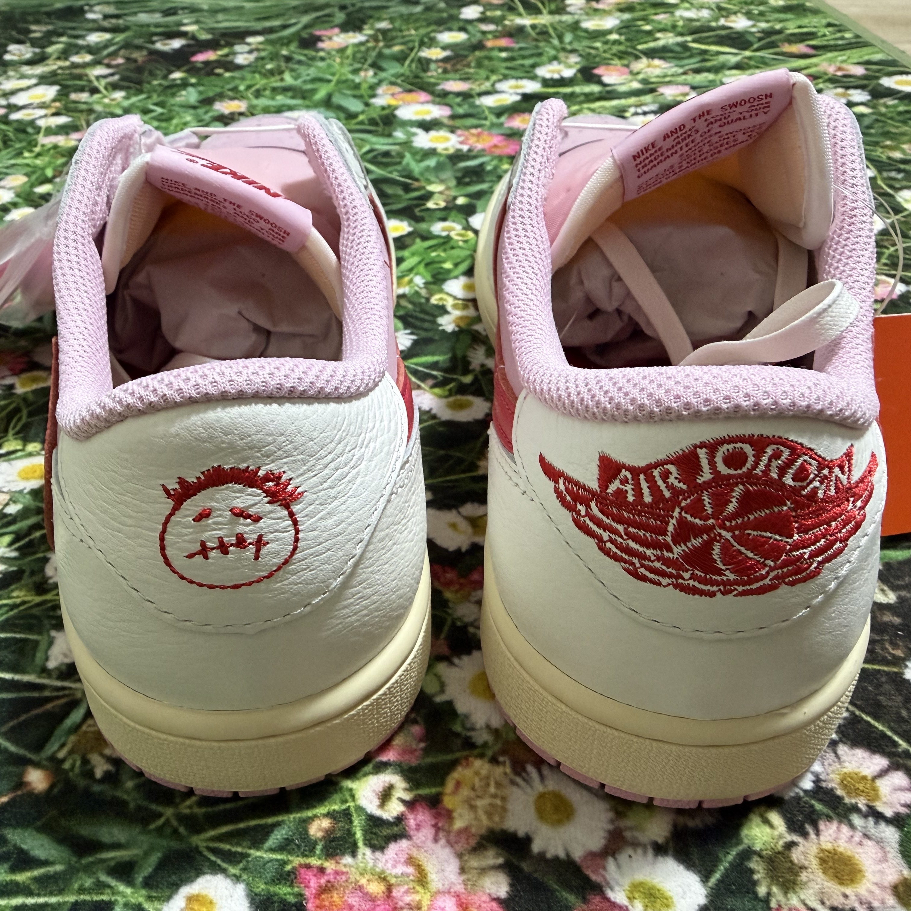 Jordan 1 x Travis Scott Retro Low OG SP Sail Tropical Pink 착용 스타일 - 3