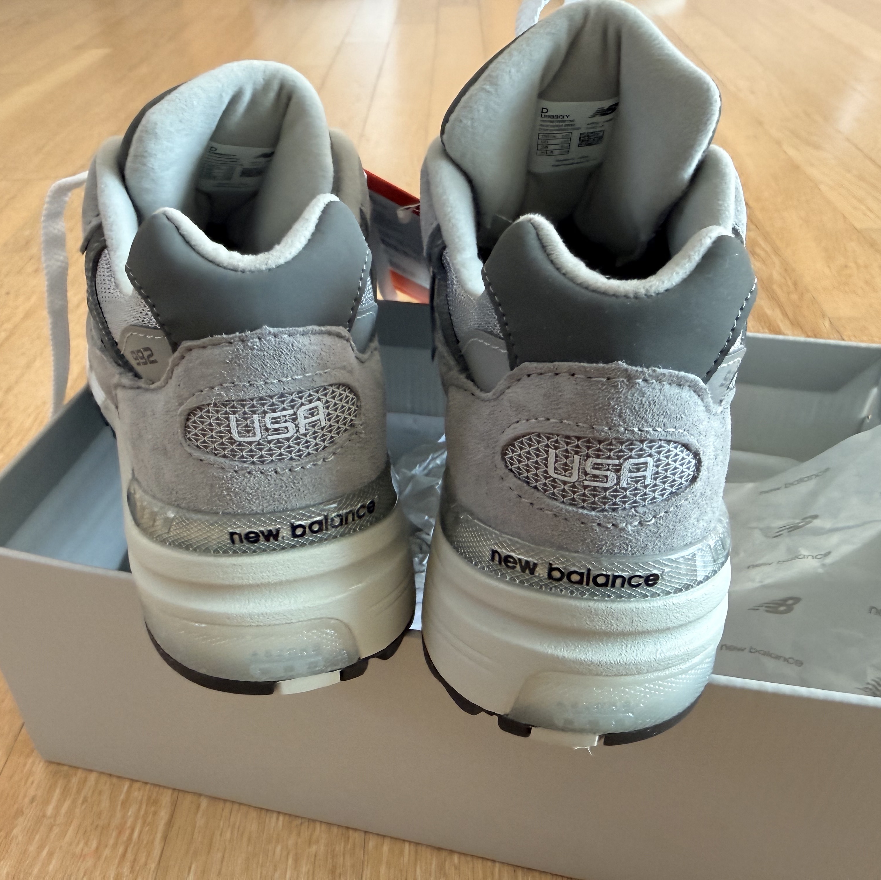 New Balance 992 Made in USA Core Grey Silver Metallic 착용 스타일 - 3