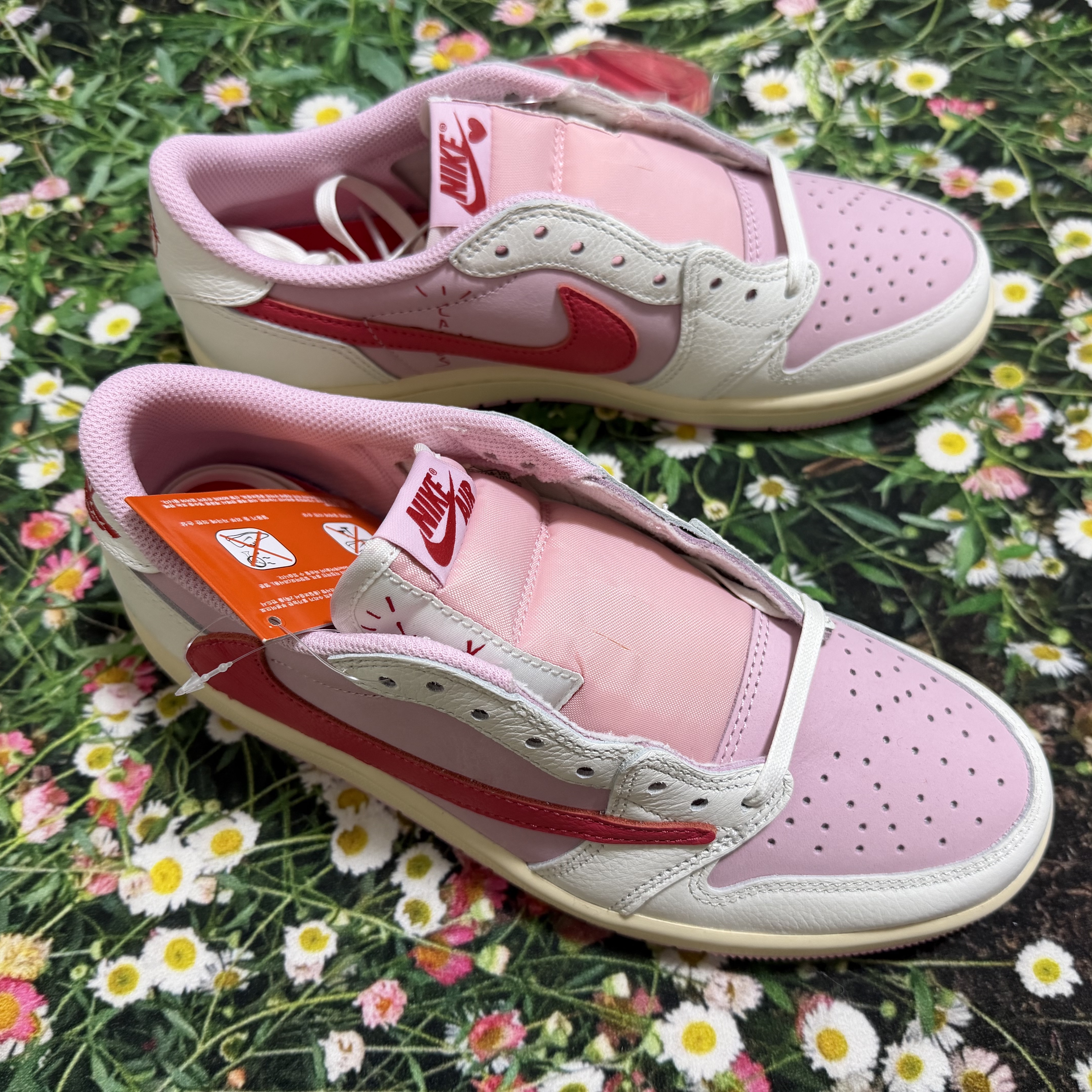 Jordan 1 x Travis Scott Retro Low OG SP Sail Tropical Pink 착용 스타일 - 2