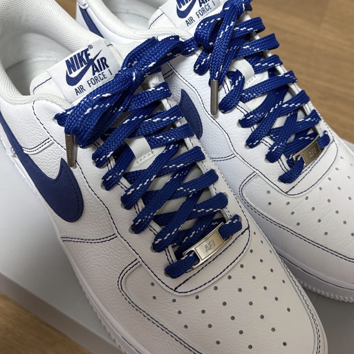 Nike Air Force 1 '07 LV8 White Deep Royal Blue 착용 스타일