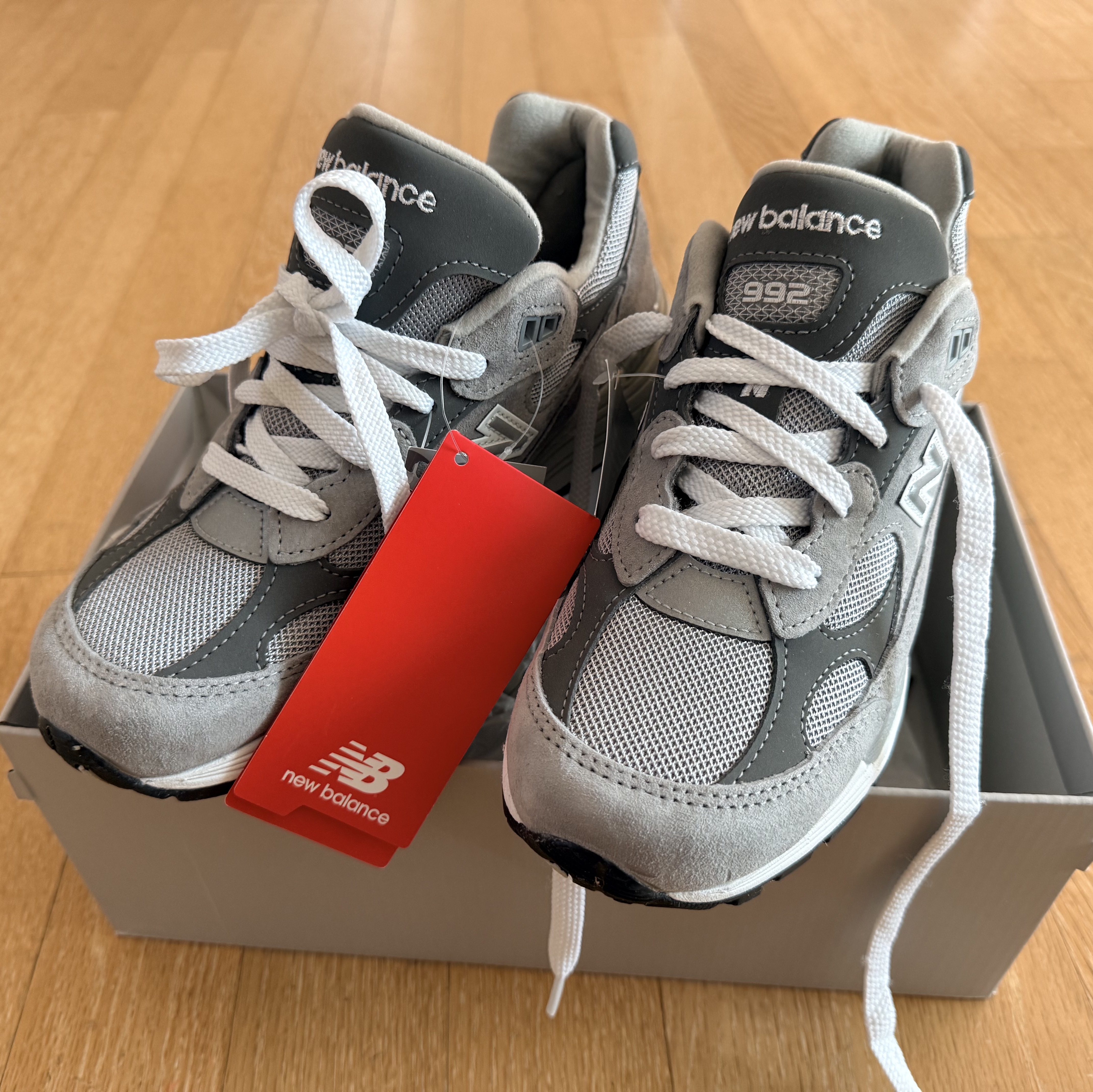New Balance 992 Made in USA Core Grey Silver Metallic 착용 스타일 - 2