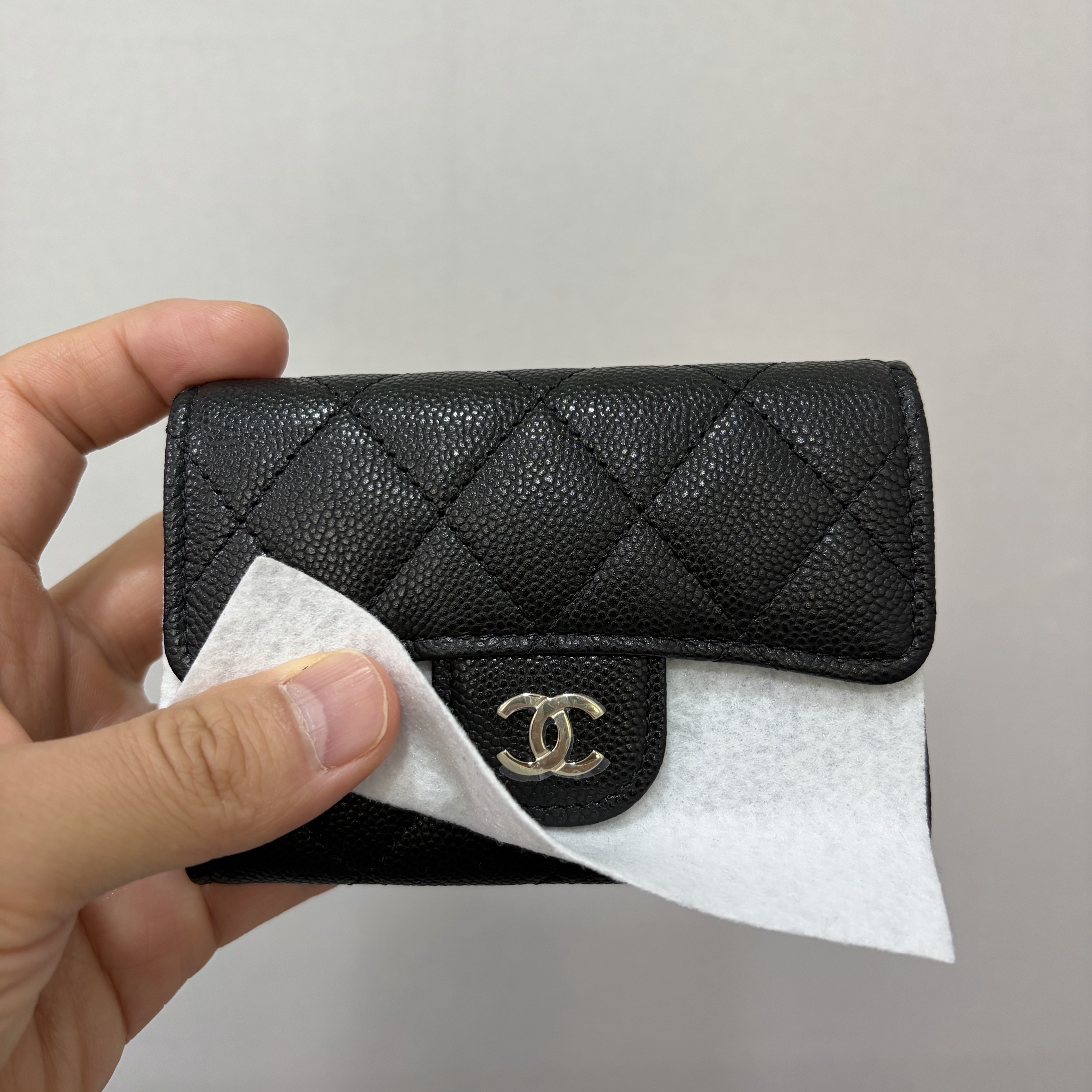Chanel Classic Flap Zipped Card Holder Grained Shiny Calfskin & Gold Metal Black 착용 스타일 - 1