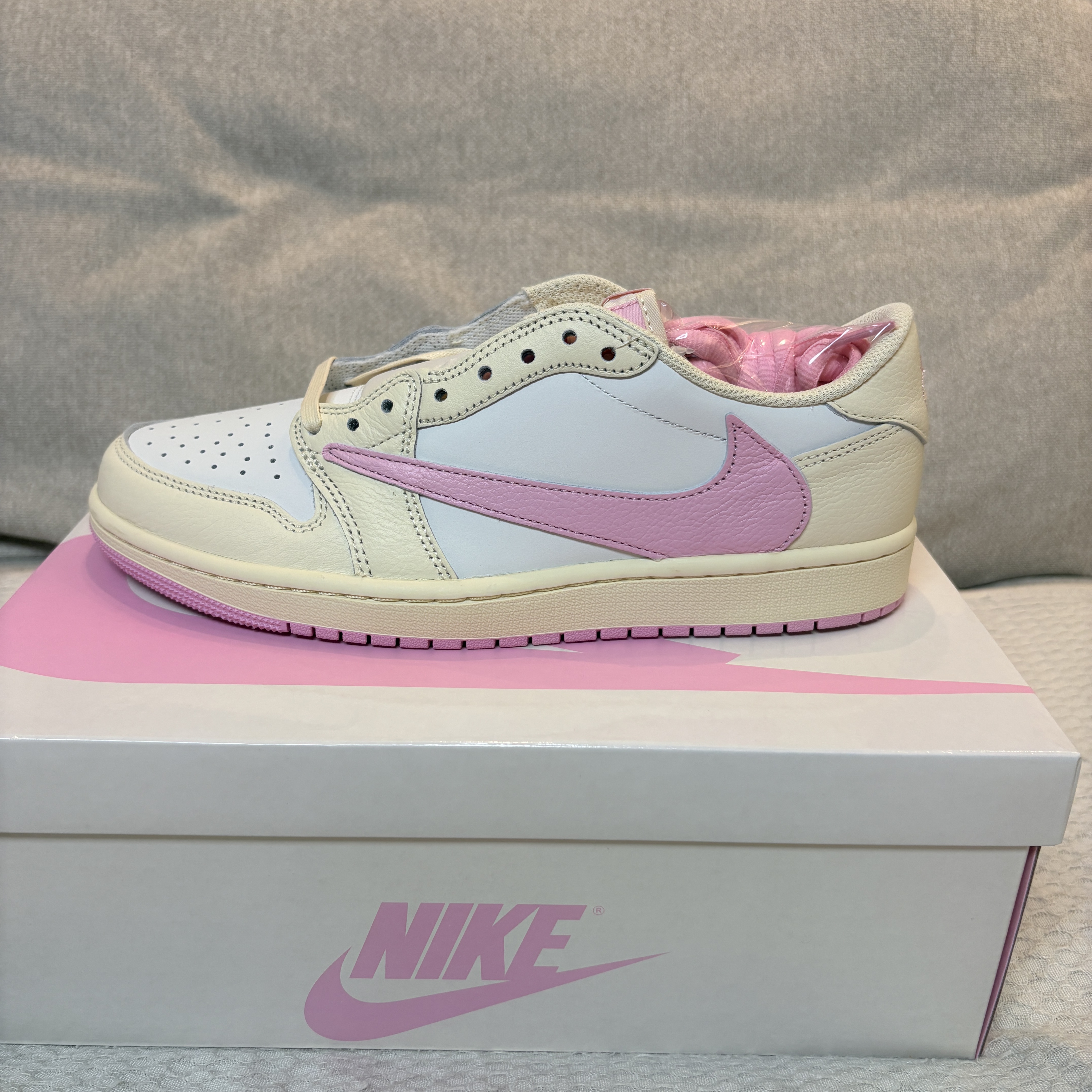 Jordan 1 x Travis Scott Retro Low OG SP Muslin Shy Pink 착용 스타일 - 2