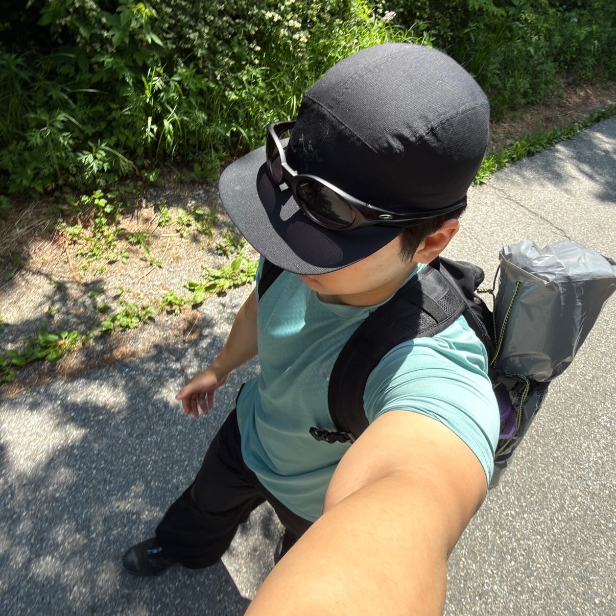 Arc'teryx Norvan Regular Brim Hat Black, Oakley Eye Jacket Redux Matte Black Frame Prizm Grey Lenses High Bridge Fit 착용 스타일