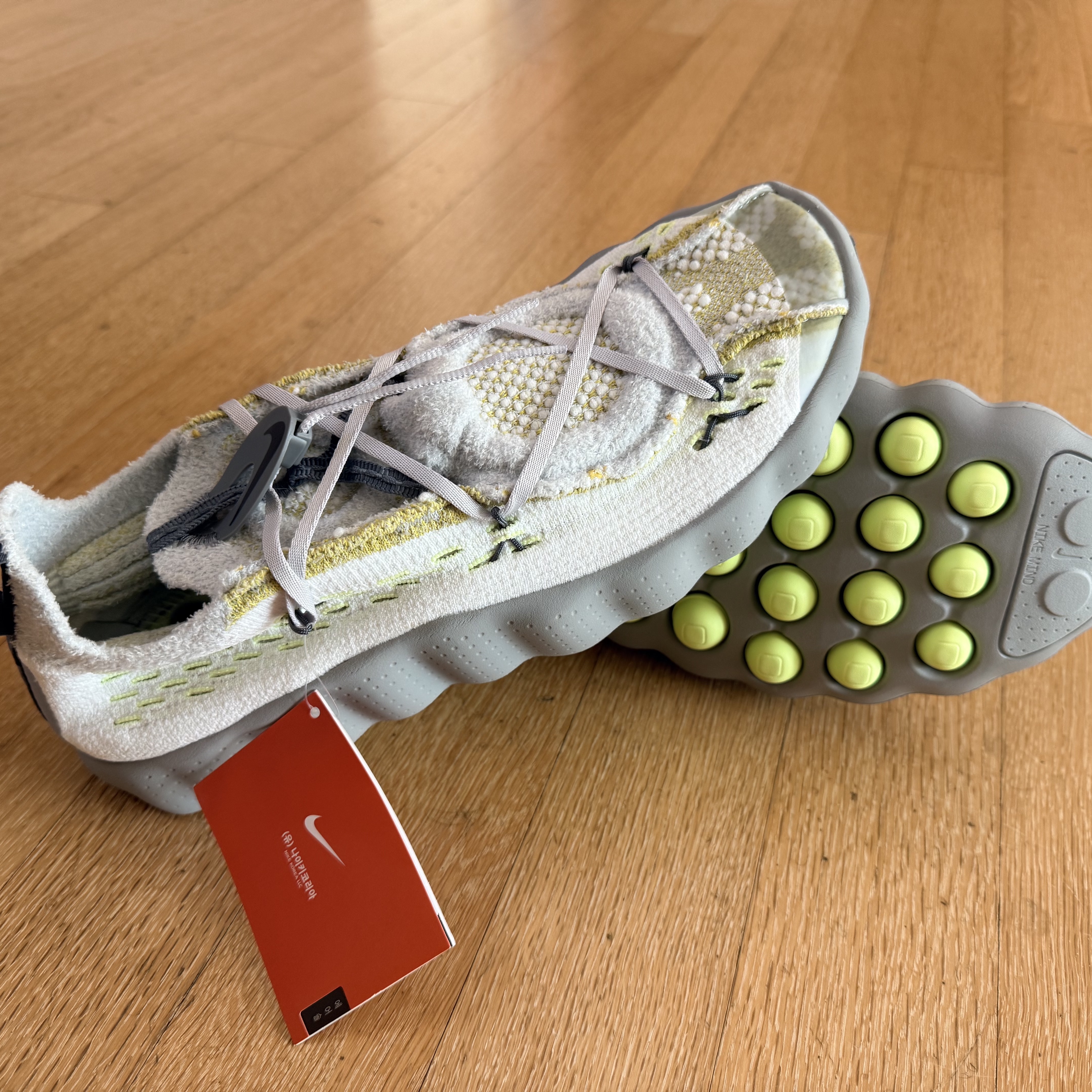 Nike Mind 002 Wolf Grey and Pure Platinum 착용 스타일